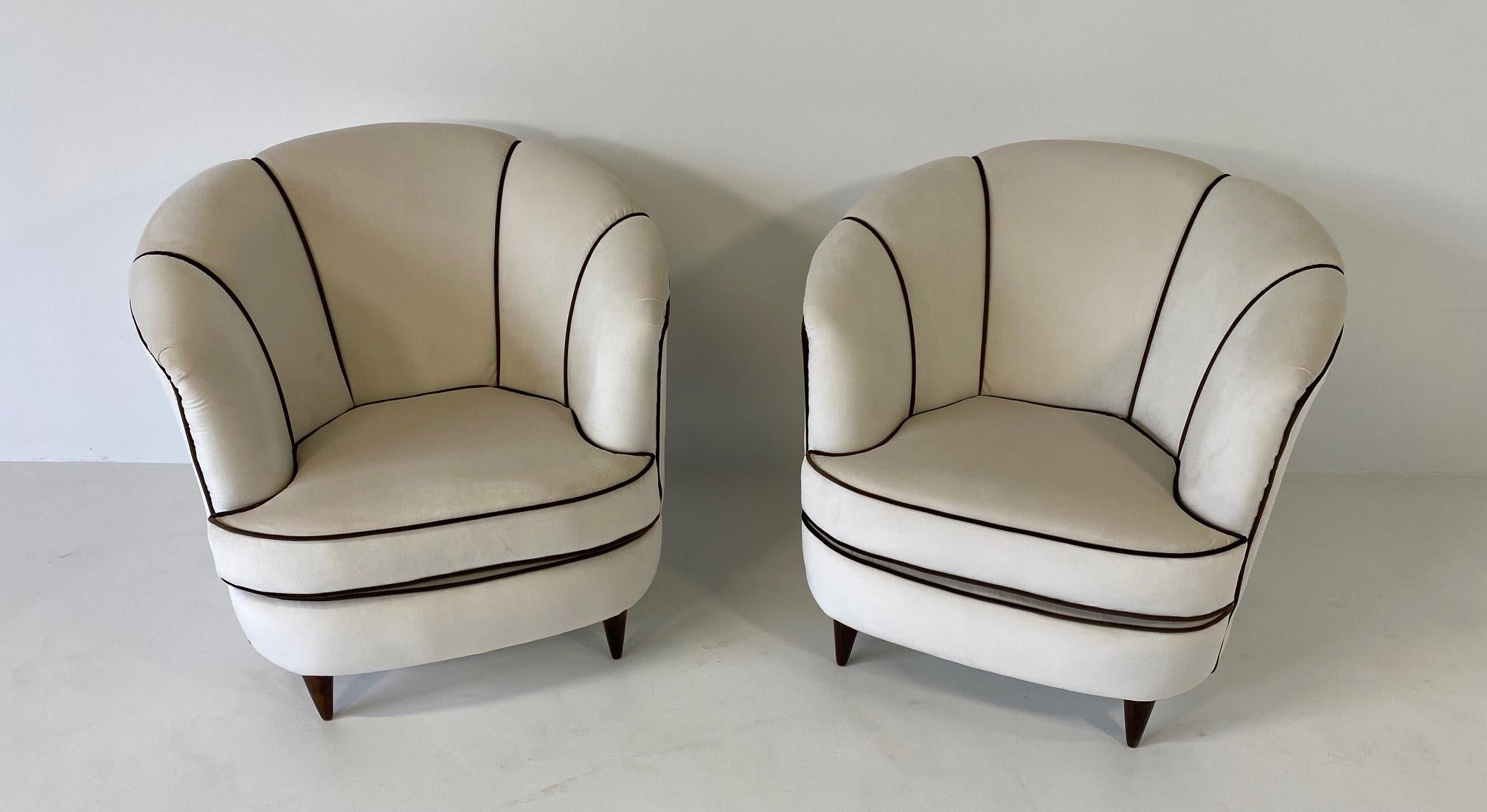 Italian Art Deco pair of beige and brown velvet armchairs, 1940s In Good Condition In Meda, MB