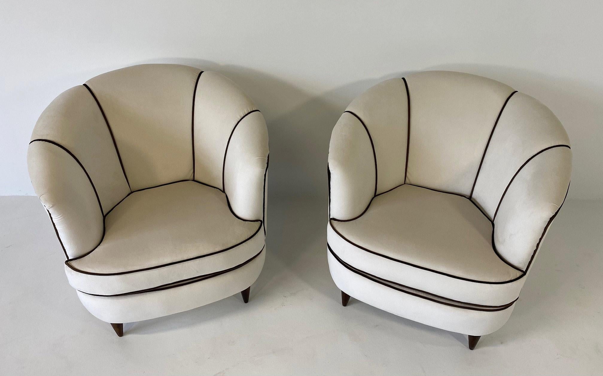 Mid-20th Century Italian Art Deco pair of beige and brown velvet armchairs, 1940s