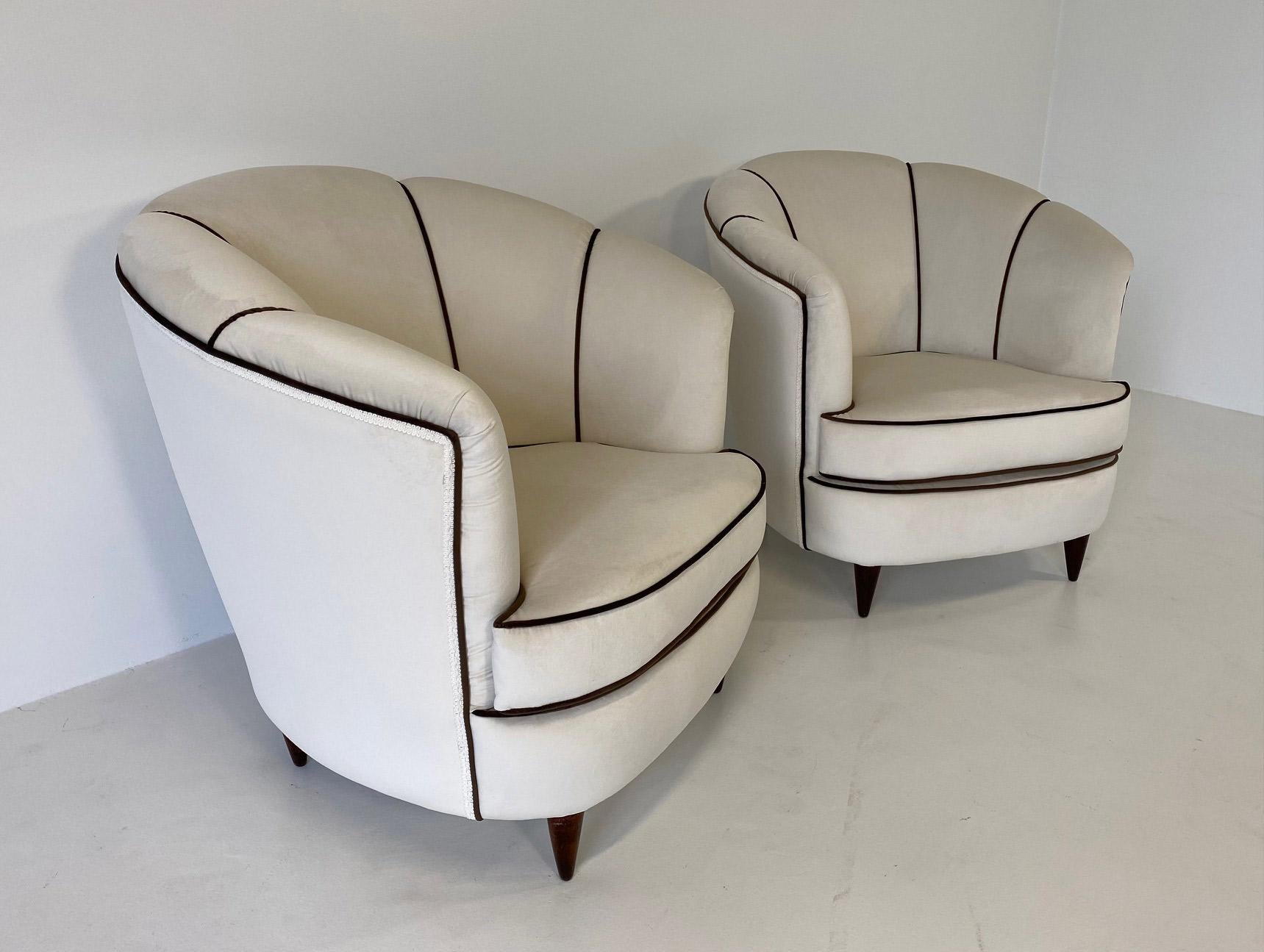 Velvet Italian Art Deco pair of beige and brown velvet armchairs, 1940s