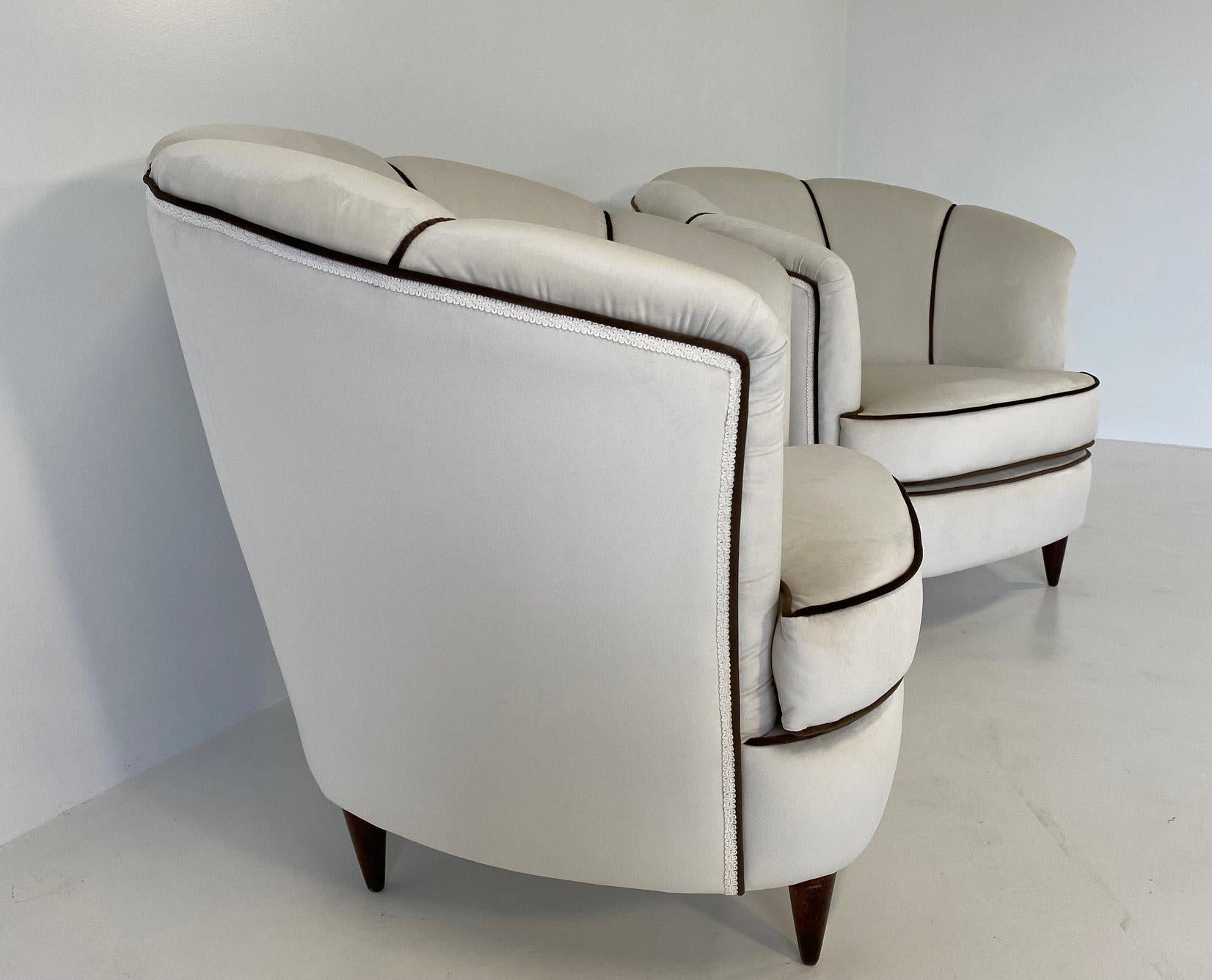 Italian Art Deco pair of beige and brown velvet armchairs, 1940s 1