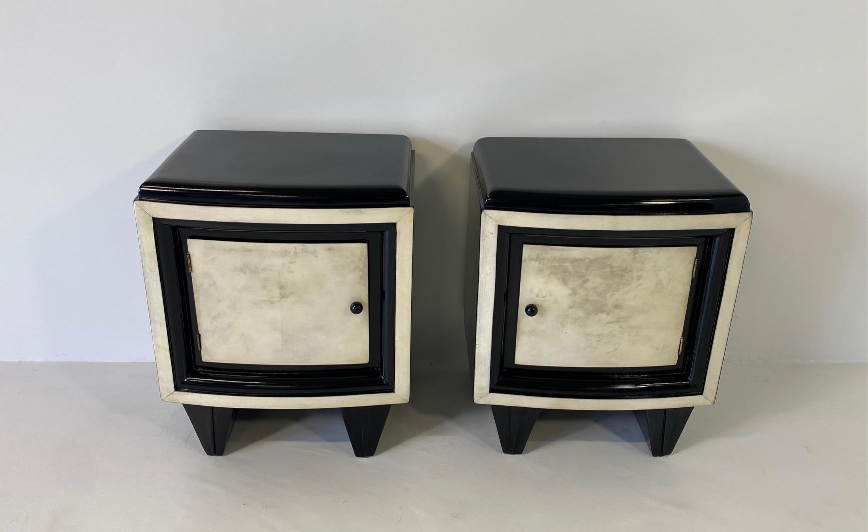 This pair of Art Deco nightstands was produced in Italy in the 1930s.
The structure, the top, the legs, the profile of the door and the knob are black lacquered. The door and the profile are in parchment. 
In the last picture you can see the