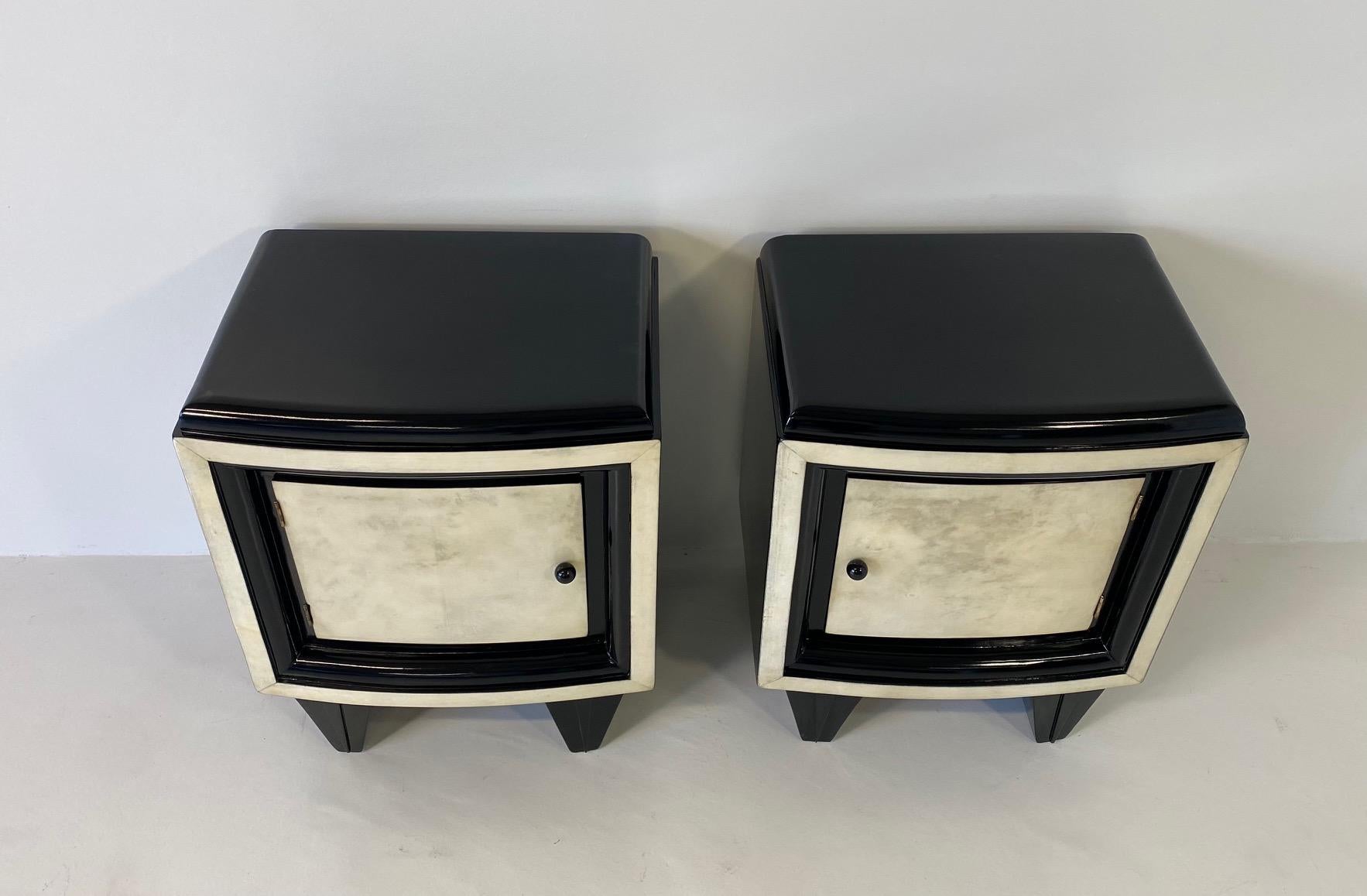 Italian Art Deco Pair of Parchment and Black Lacquer Nightstands, 1930s In Good Condition In Meda, MB