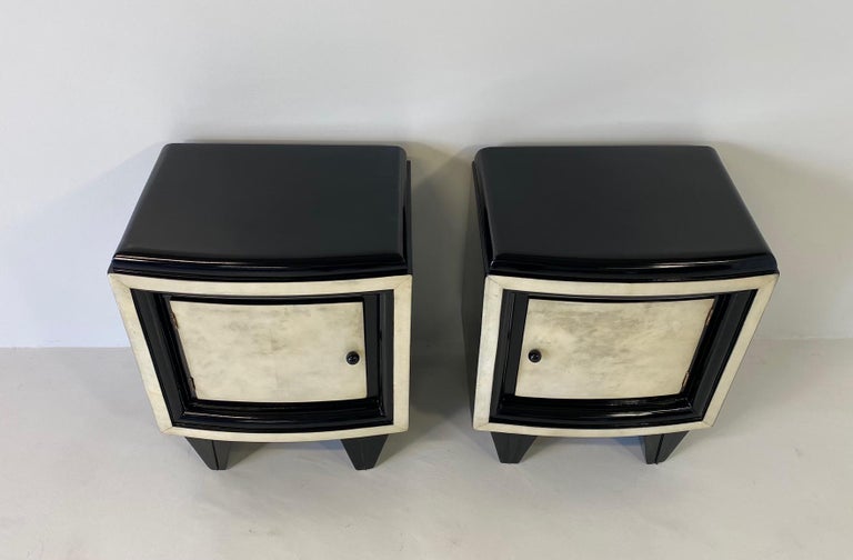 Italian Art Deco Pair of Parchment and Black Lacquer Nightstands, 1930s In Good Condition For Sale In Meda, MB
