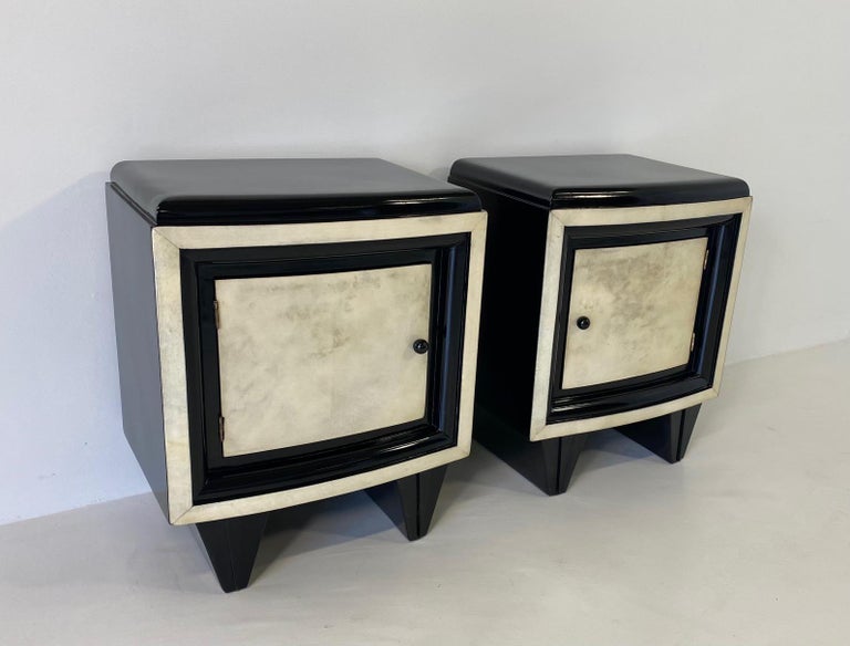 Mid-20th Century Italian Art Deco Pair of Parchment and Black Lacquer Nightstands, 1930s For Sale