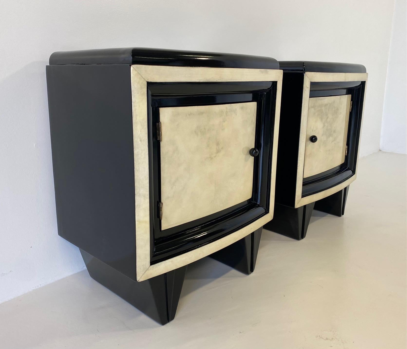 Italian Art Deco Pair of Parchment and Black Lacquer Nightstands, 1930s 1