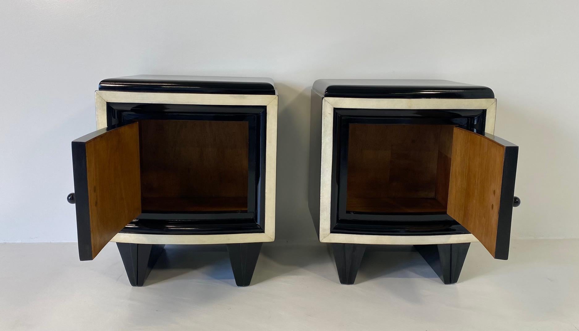 Italian Art Deco Pair of Parchment and Black Lacquer Nightstands, 1930s 3