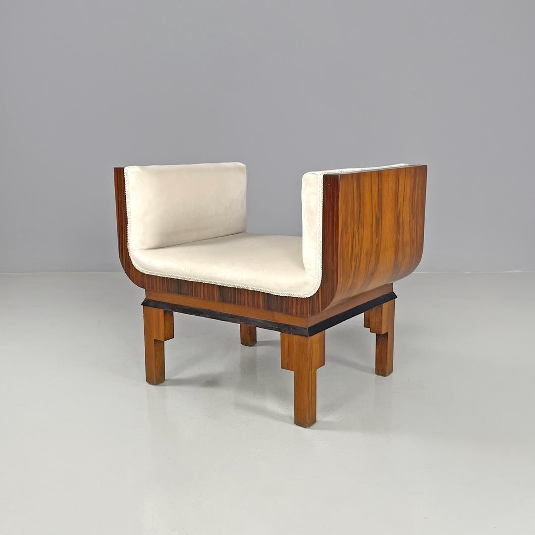 Paire de poufs Art Déco italiens en bois et velours crème, années 1930
Paire de poufs en bois. La structure en bois est incurvée et arrondie et constitue la structure porteuse et les deux accoudoirs. L'assise et les accoudoirs sont rembourrés à