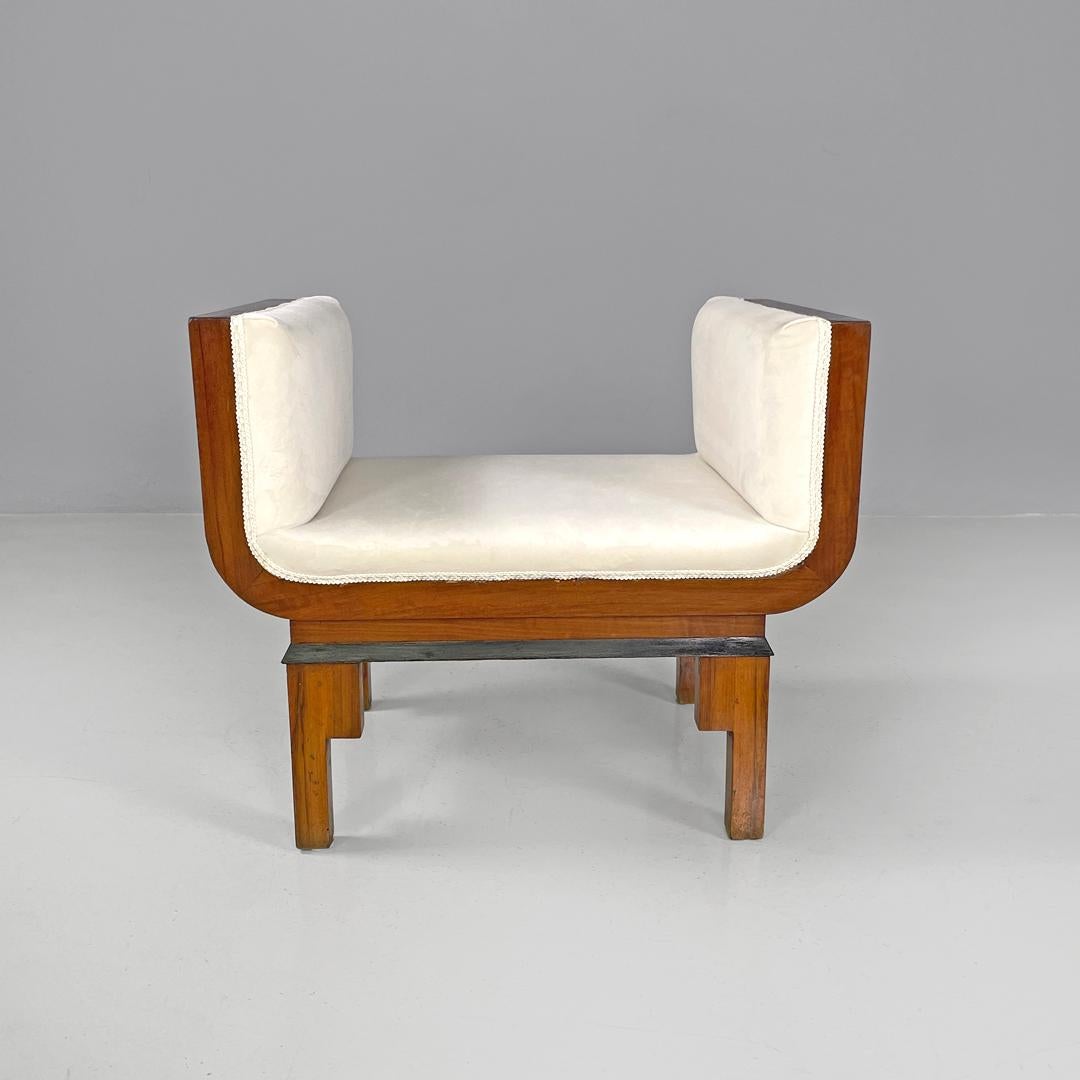 Milieu du XXe siècle Paire de poufs Art Déco italiens en bois et velours crème, années 1930 en vente