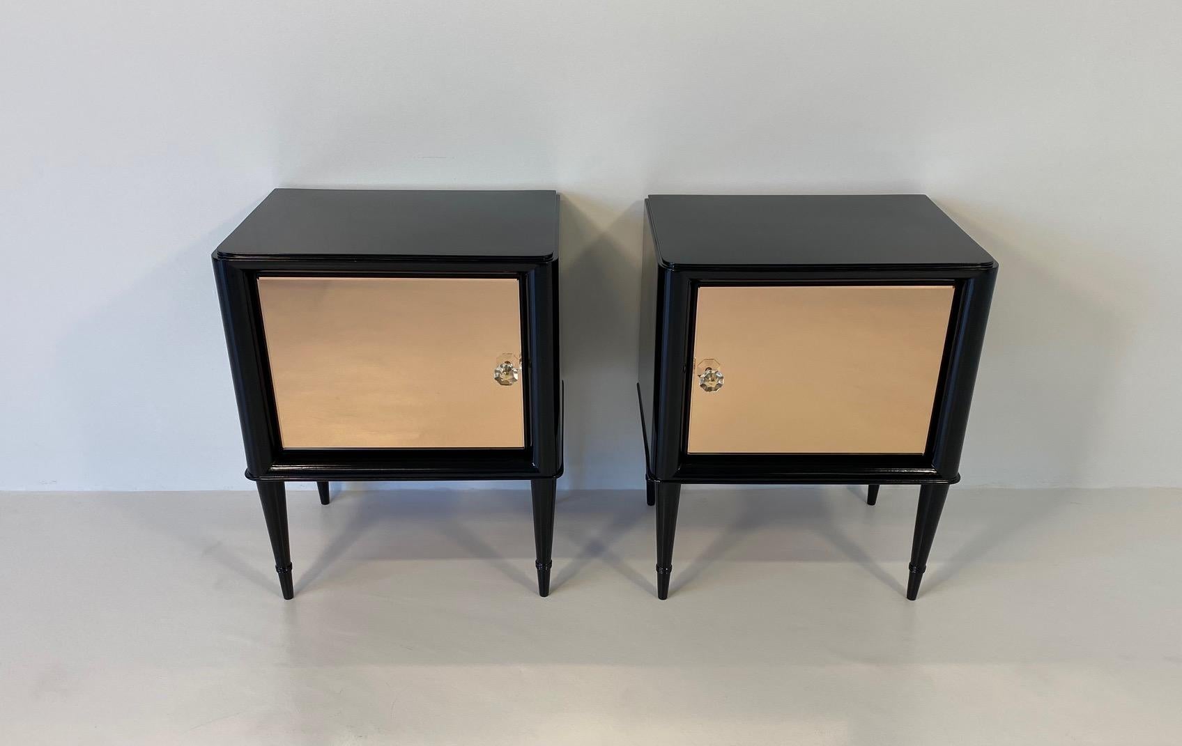 Italian Art Deco Pair of Rose Mirror and Black Lacquer Nightstands, 1950s In Good Condition In Meda, MB