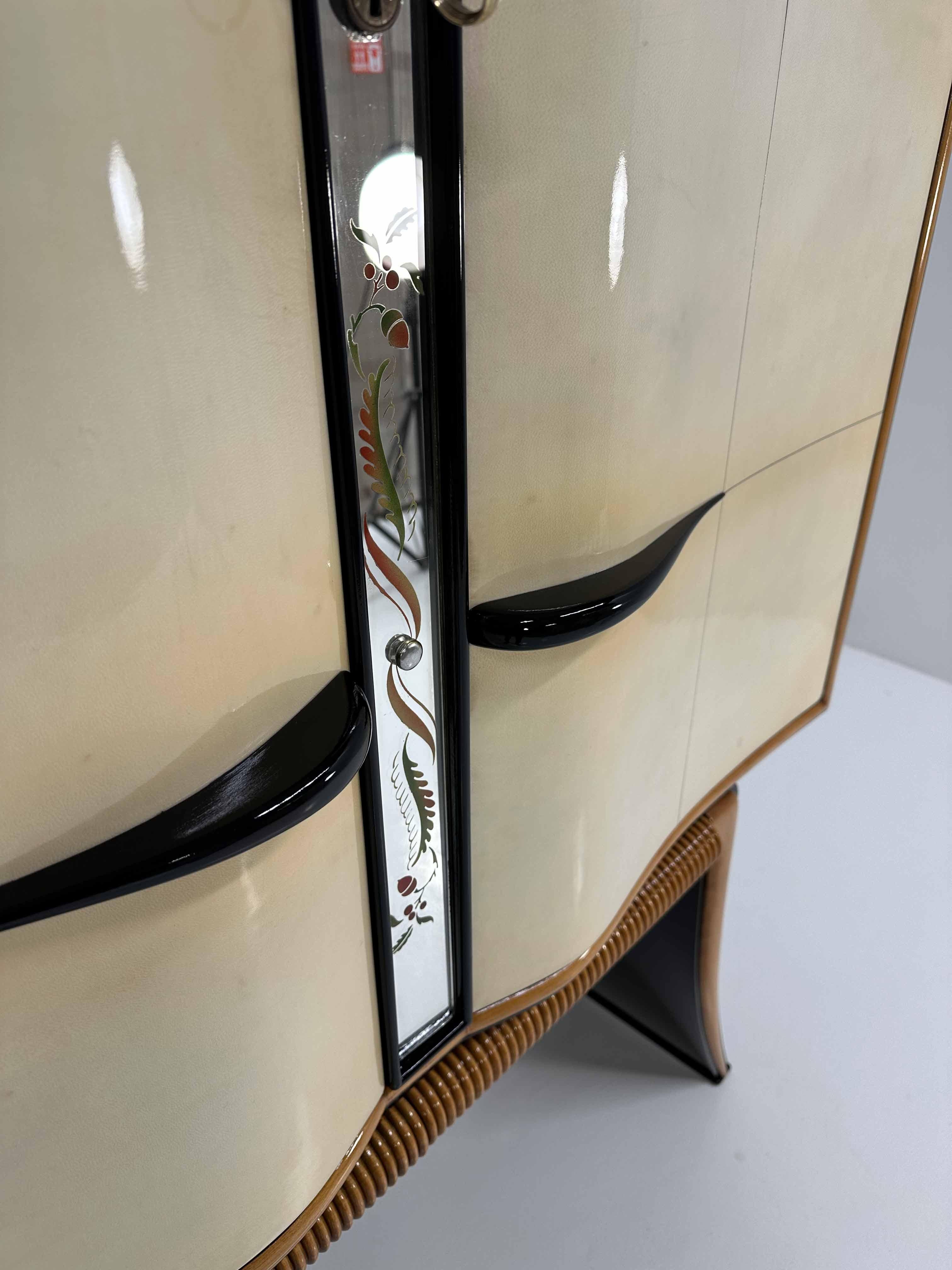 Italian Art Deco Paolo Buffa Parchment, Maple, Black, Mirrors Bar Cabinet, 40s For Sale 7