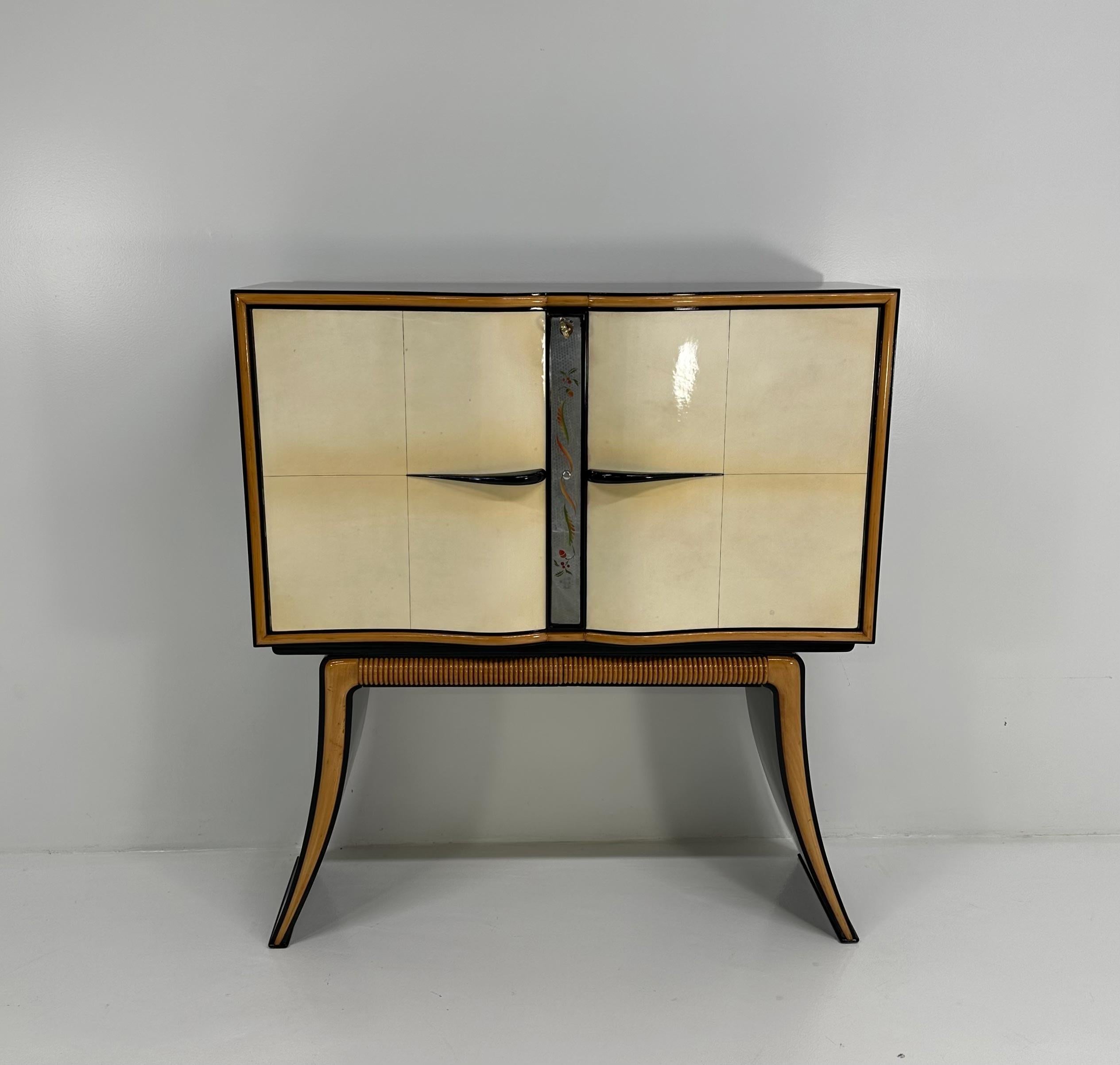 Italian Art Deco Paolo Buffa Parchment, Maple, Black, Mirrors Bar Cabinet, 40s In Good Condition For Sale In Meda, MB