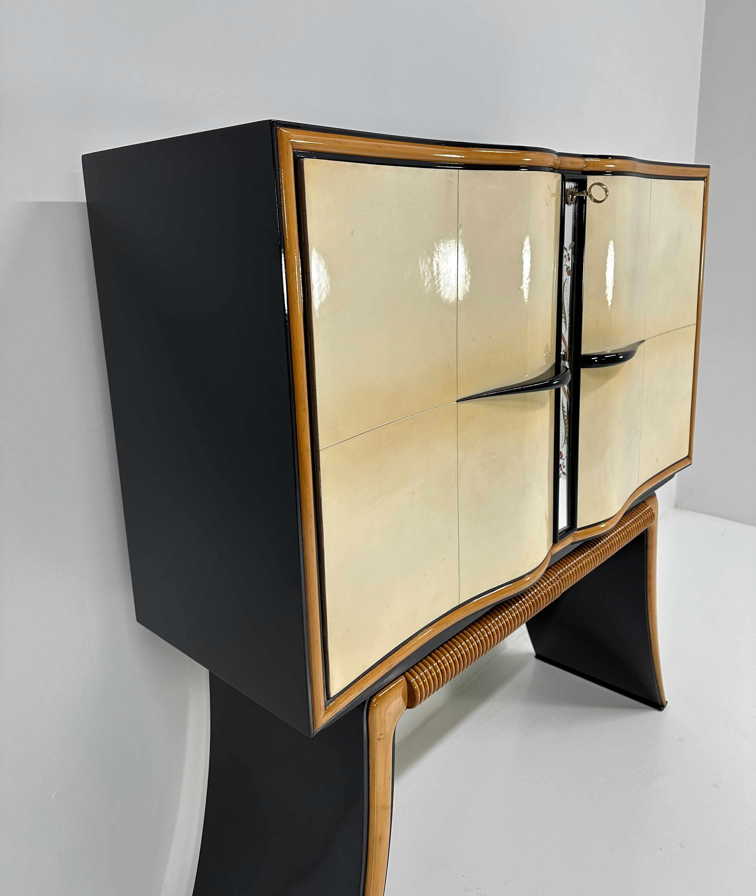 Italian Art Deco Paolo Buffa Parchment, Maple, Black, Mirrors Bar Cabinet, 40s For Sale 2