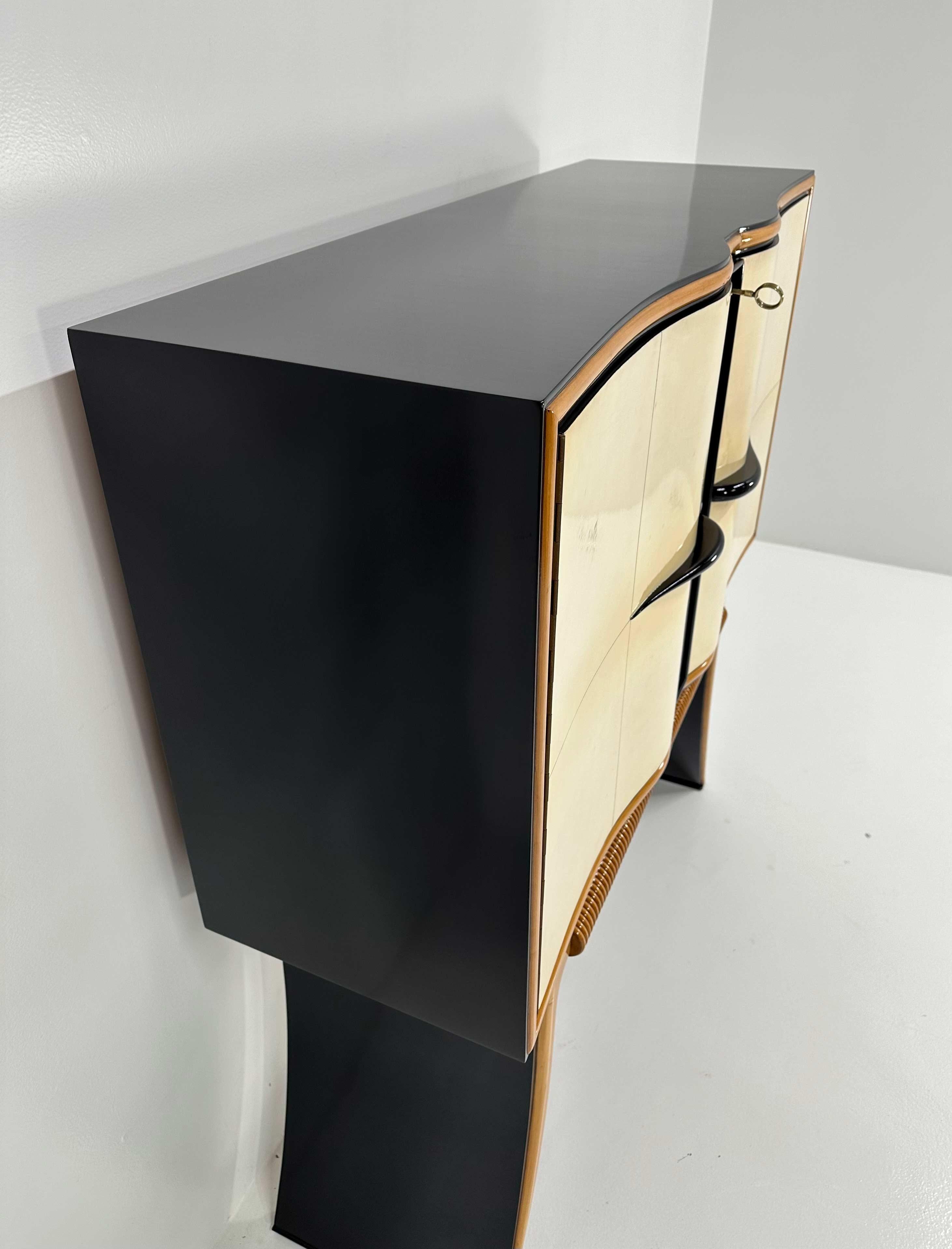 Italian Art Deco Paolo Buffa Parchment, Maple, Black, Mirrors Bar Cabinet, 40s For Sale 4