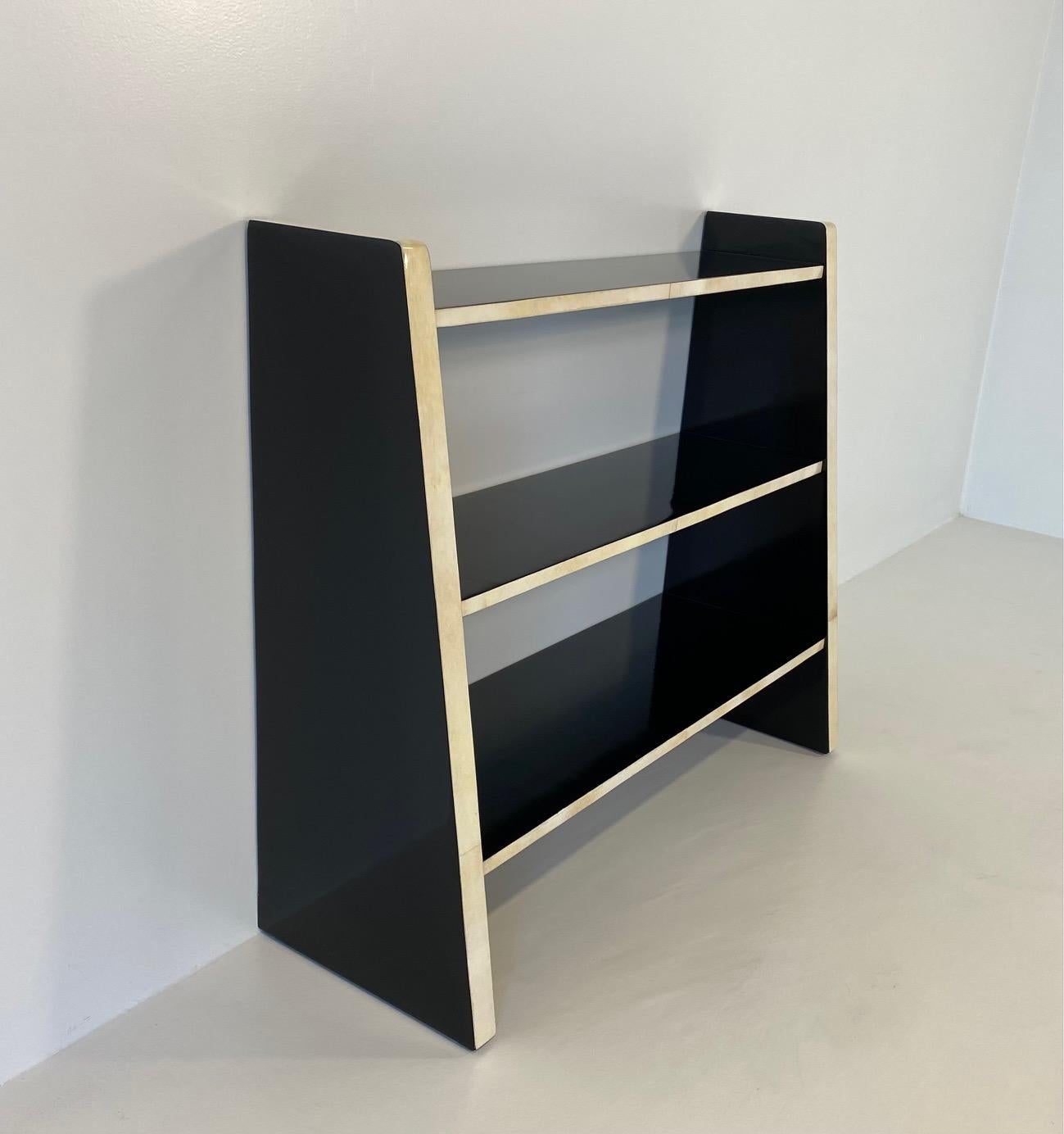 Italian Art Deco Parchment and Black Lacquer Bookcase, 1980s In Good Condition For Sale In Meda, MB