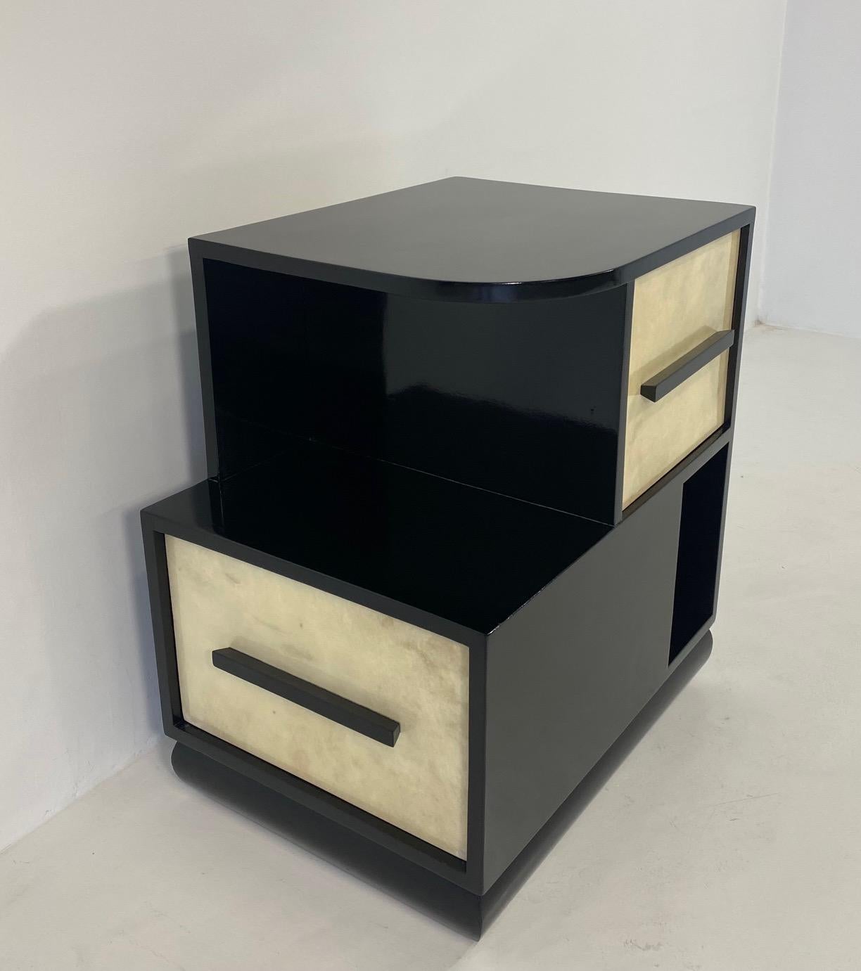 Italian Art Deco Parchment and Black Lacquer Cabinet, 1940s For Sale 7