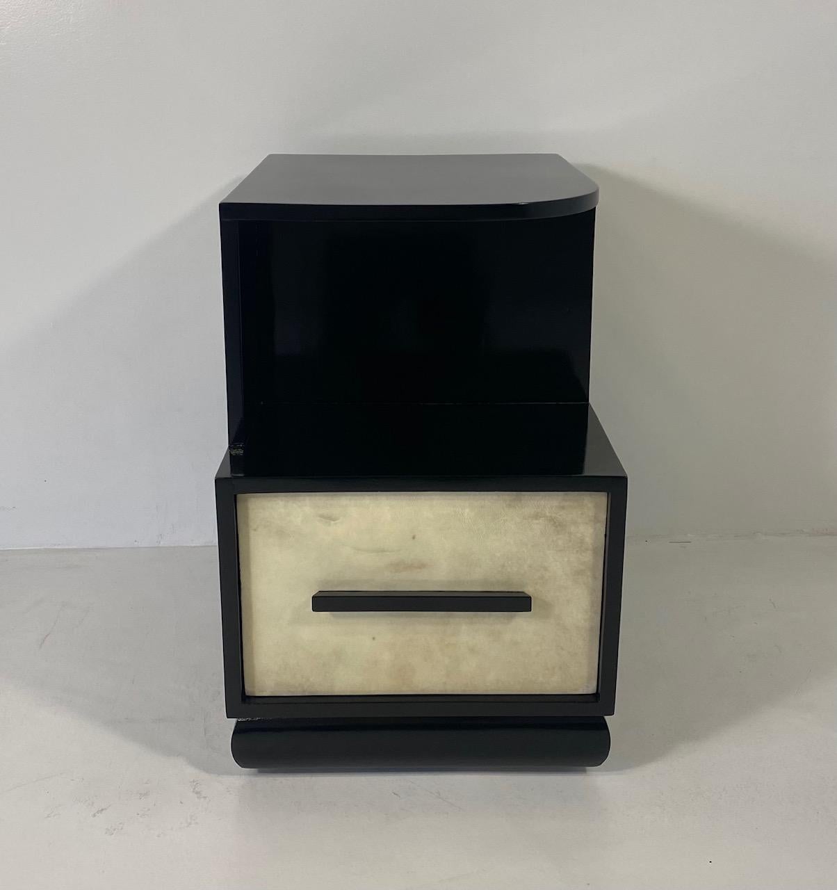 Questo particolare mobiletto è stato prodotto in Italia negli anni Quaranta.
La struttura e le maniglie sono laccate nere, mentre le ante e il cassetto sono in pergamena.