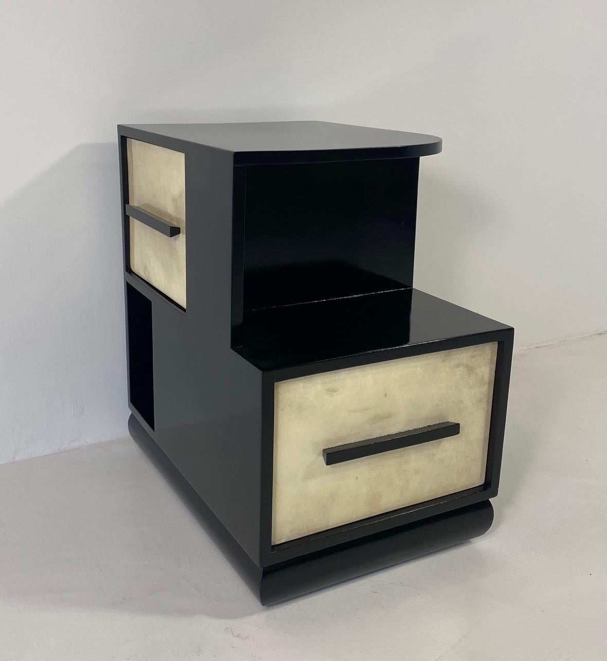 Italian Art Deco Parchment and Black Lacquer Cabinet, 1940s In Good Condition For Sale In Meda, MB