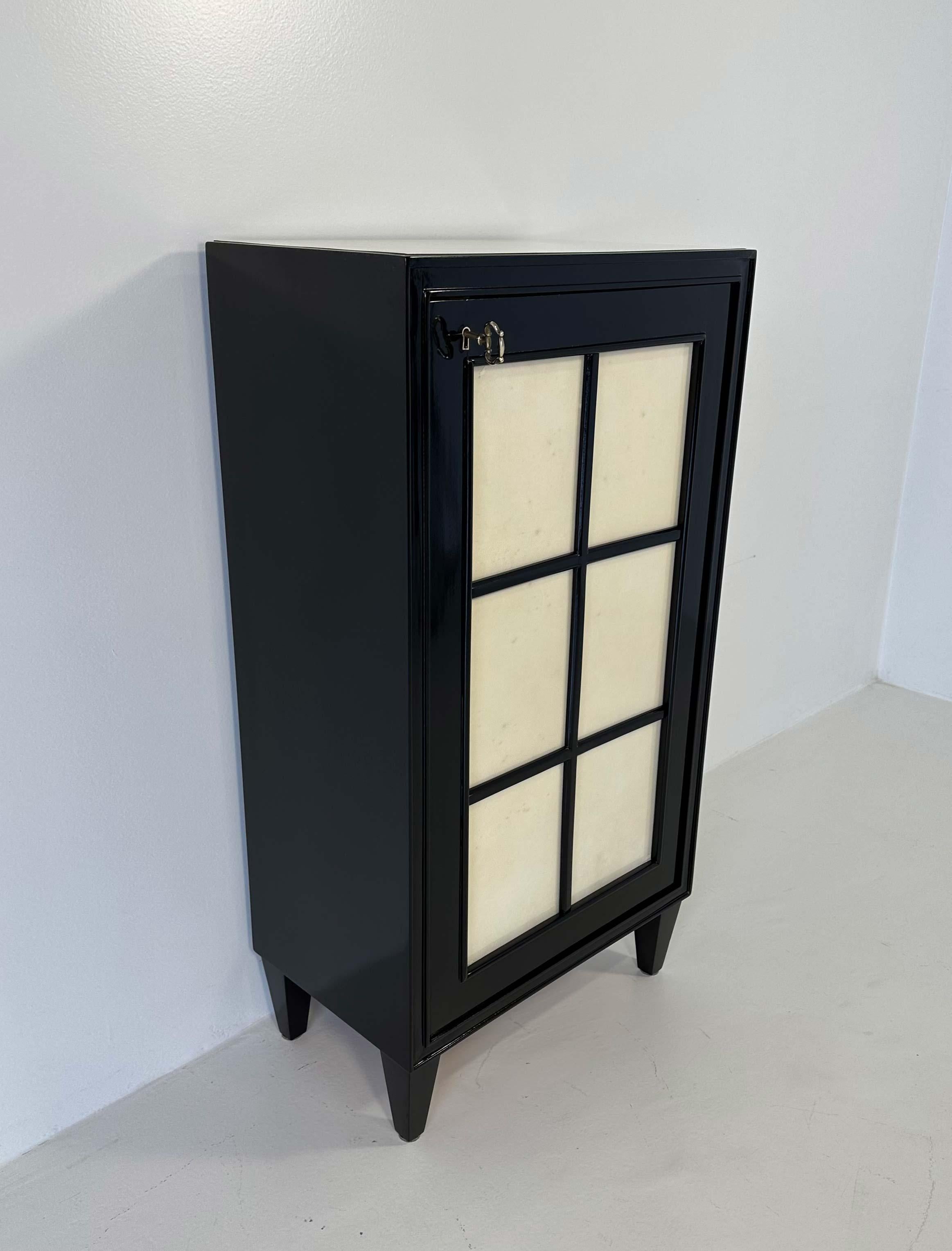 Italian Art Deco Parchment and Black Lacquer Cabinet, 1940s In Good Condition For Sale In Meda, MB