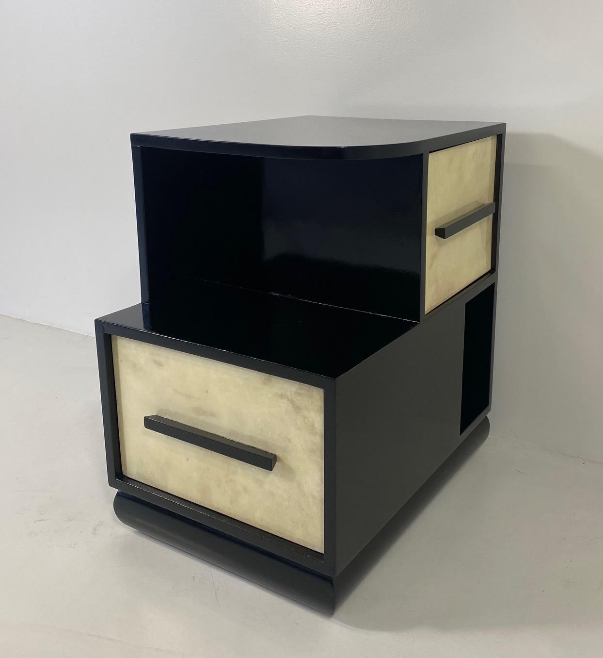 Italian Art Deco Parchment and Black Lacquer Cabinet, 1940s For Sale 1