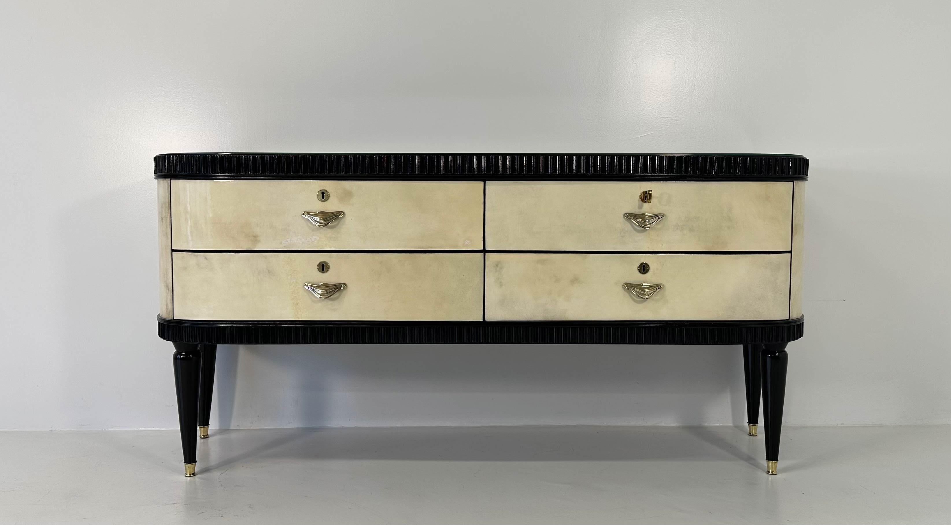 This elegant Art Deco dresser was produced in Italy, more precisely in Cantù, which is a small city in the north of Italy that used to be famous in the Art Deco era for wood crafting and furniture making. It was produced in the 1940s, most likely