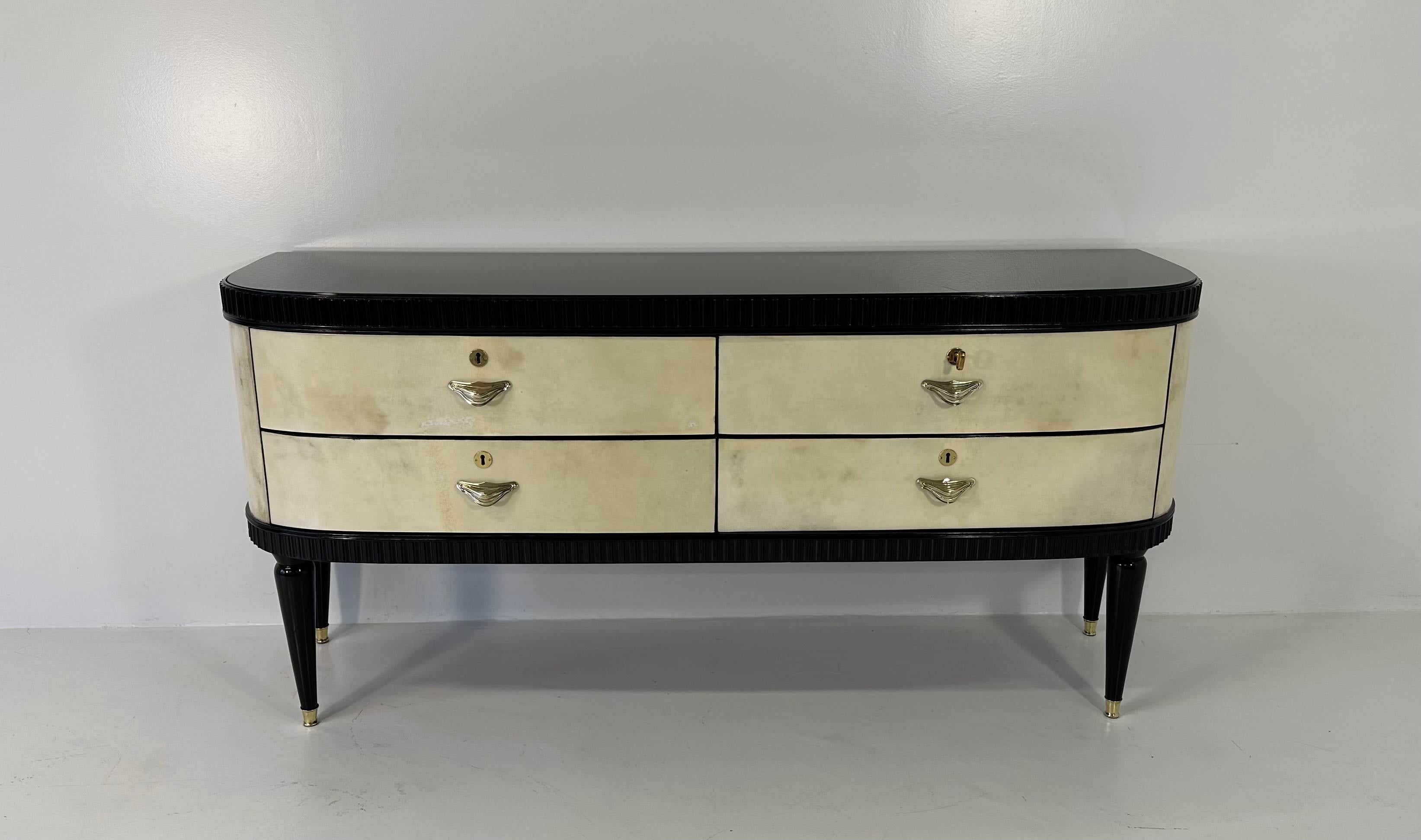 Italian Art Deco Parchment and Black Lacquer Dresser, 1940s In Good Condition In Meda, MB