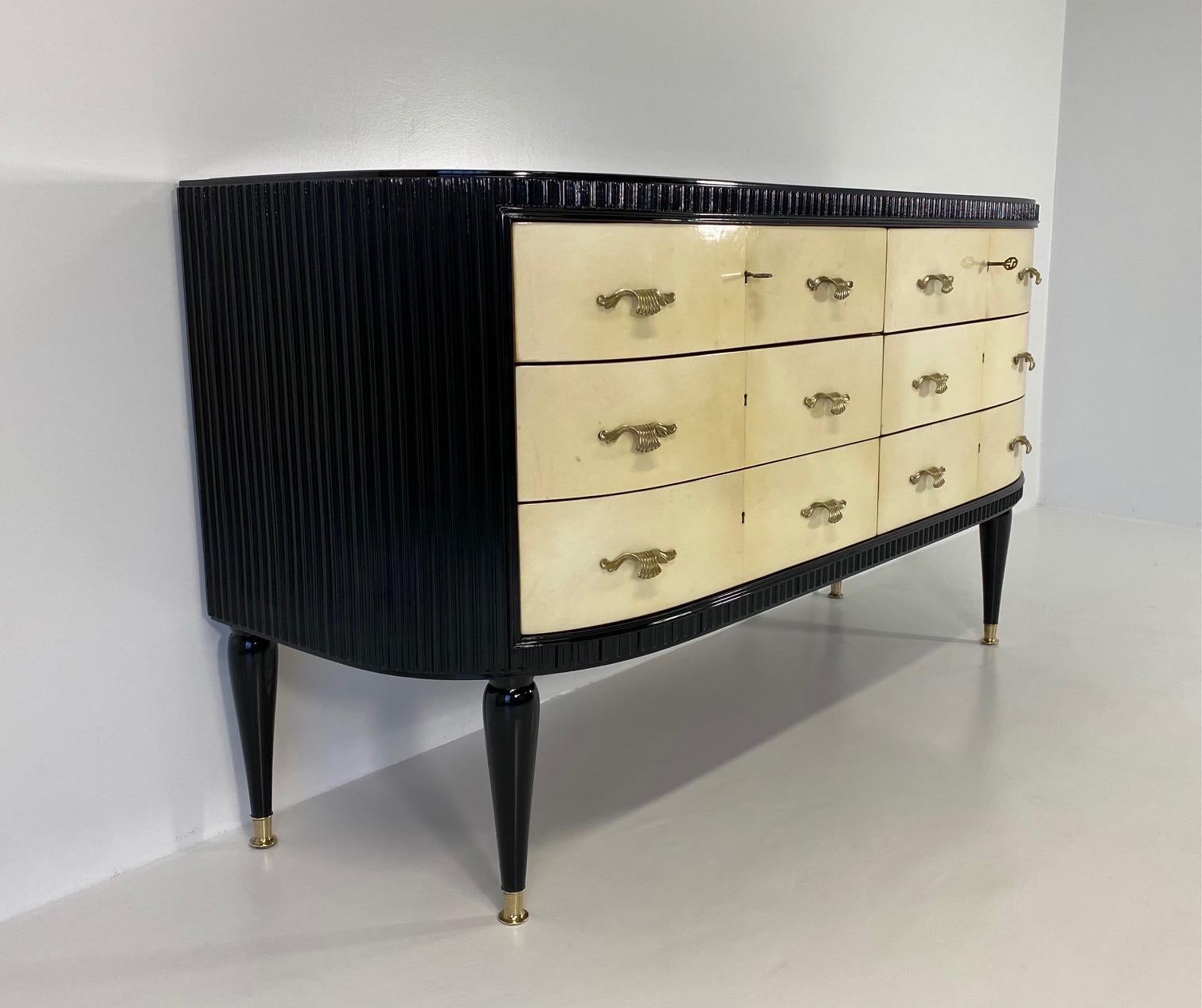 This elegant Art Deco dresser was produced in Italy, more precisely in Cantù, which is a small city in the north of Italy that used to be famous in the Art Deco era for wood crafting and furniture making. it was produced in the 1940s, most likely