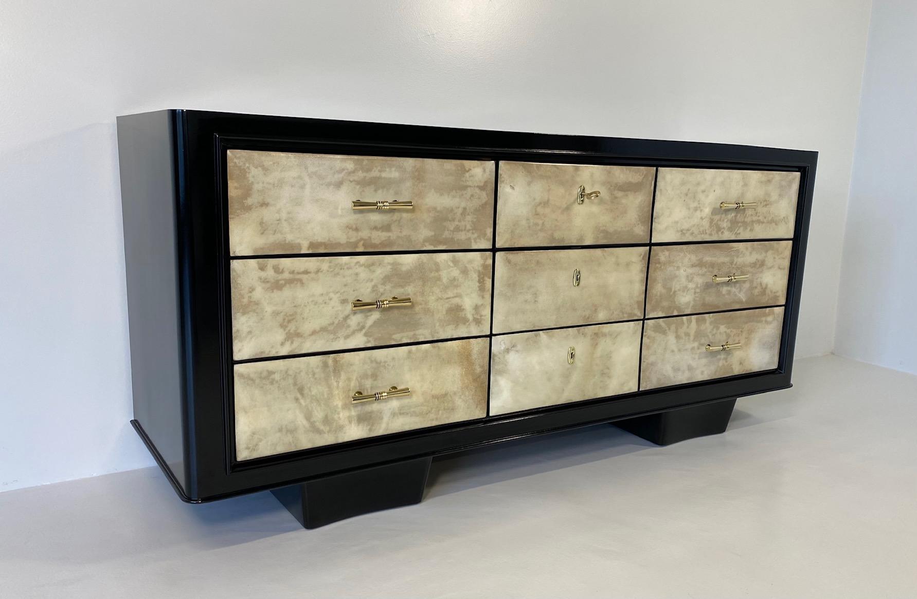 Italian Art Deco Parchment and Black Lacquer Dresser, 1940s In Good Condition In Meda, MB
