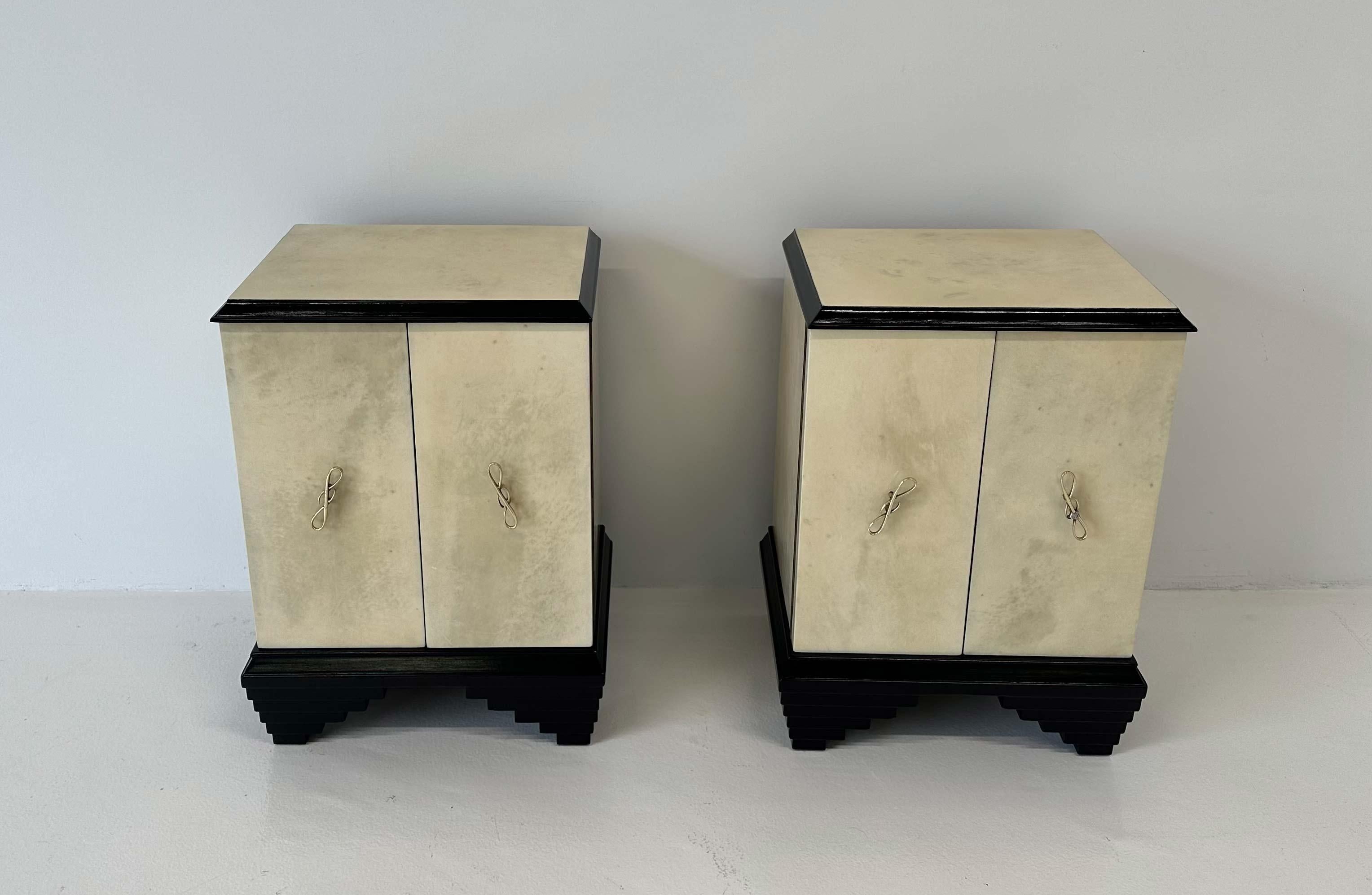 Italian Art Deco Parchment and Black Lacquer Pair of Nightstands, 1930s  In Good Condition For Sale In Meda, MB