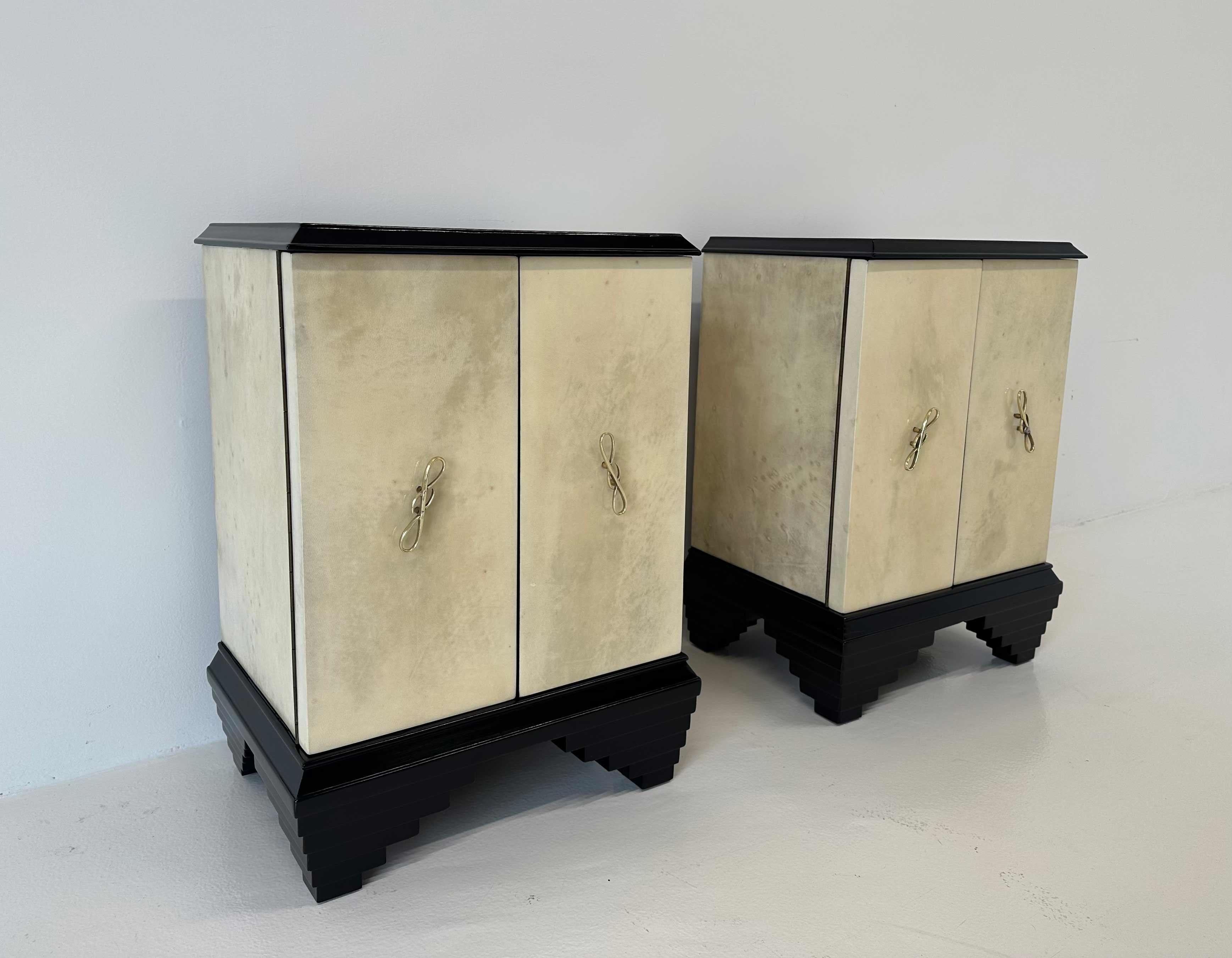 Mid-20th Century Italian Art Deco Parchment and Black Lacquer Pair of Nightstands, 1930s  For Sale
