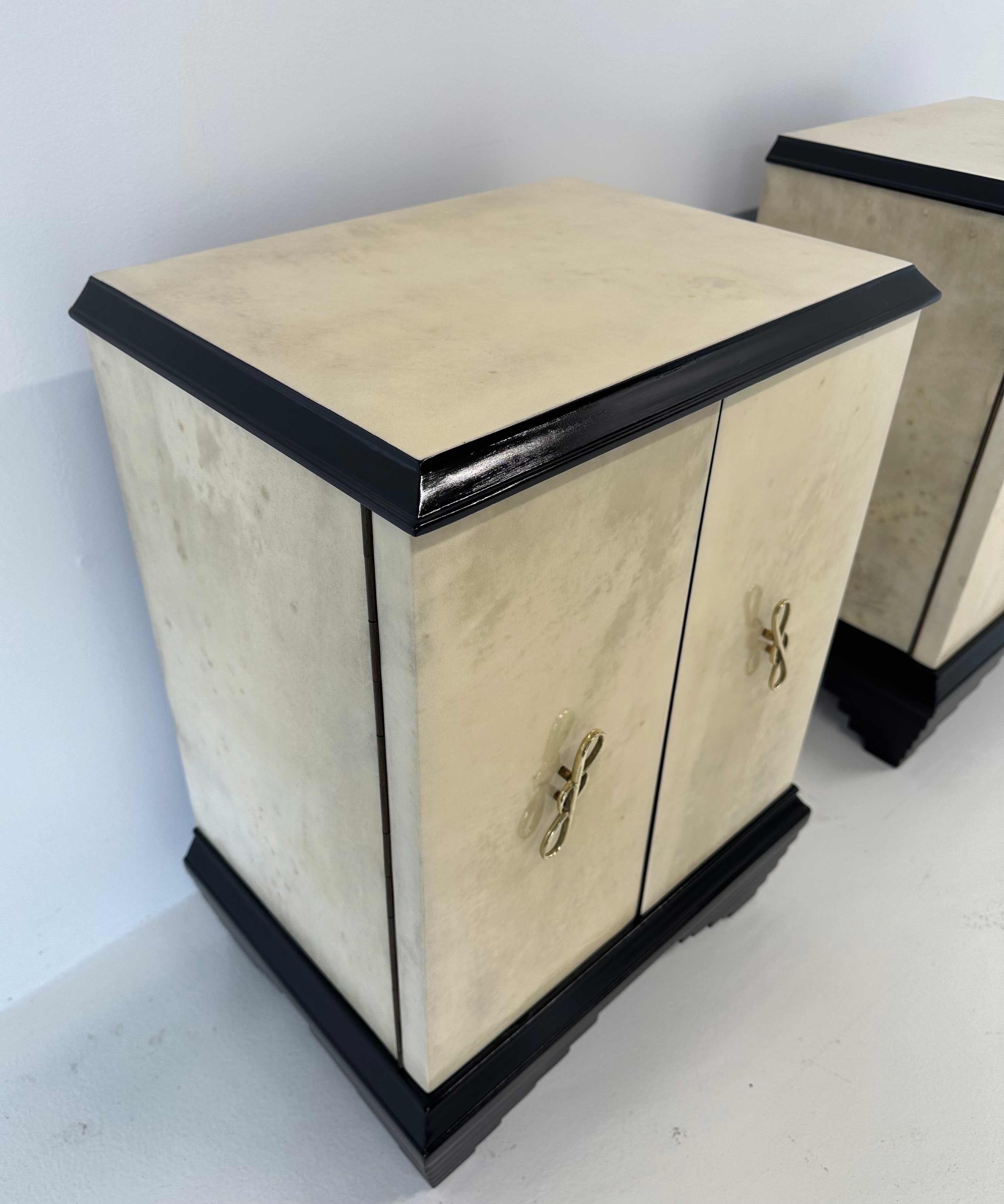 Italian Art Deco Parchment and Black Lacquer Pair of Nightstands, 1930s  For Sale 3