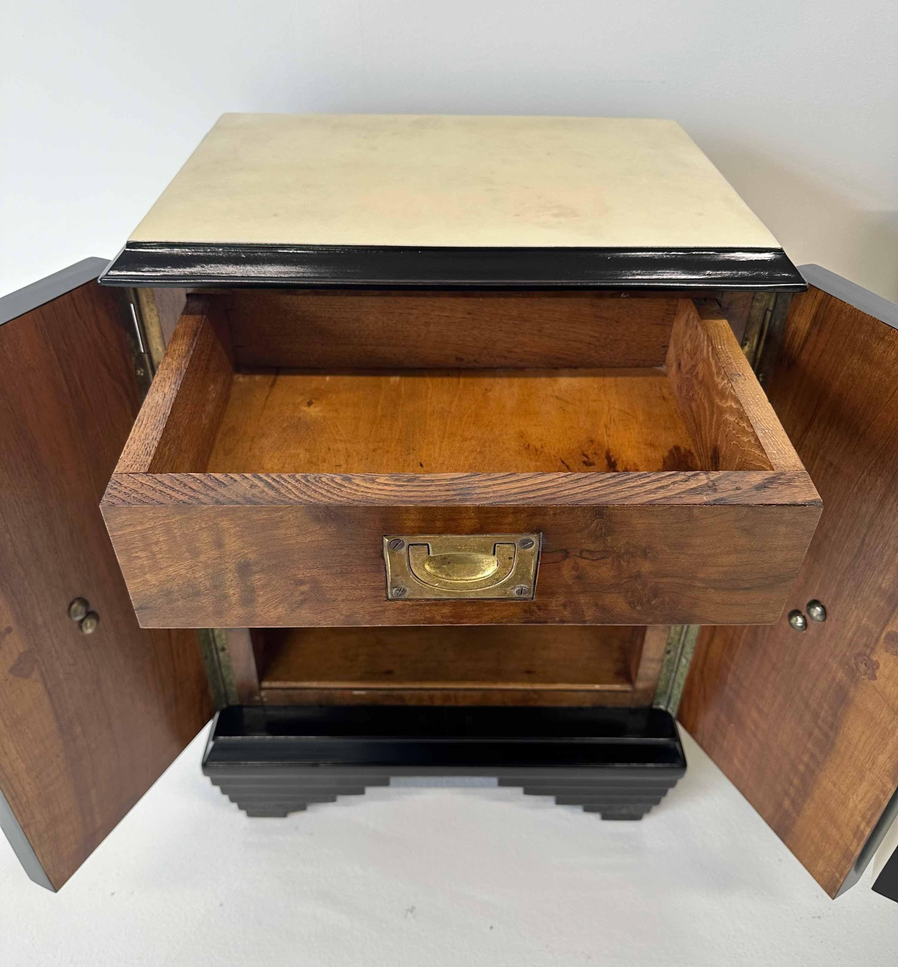 Italian Art Deco Parchment and Black Lacquer Pair of Nightstands, 1930s  For Sale 4