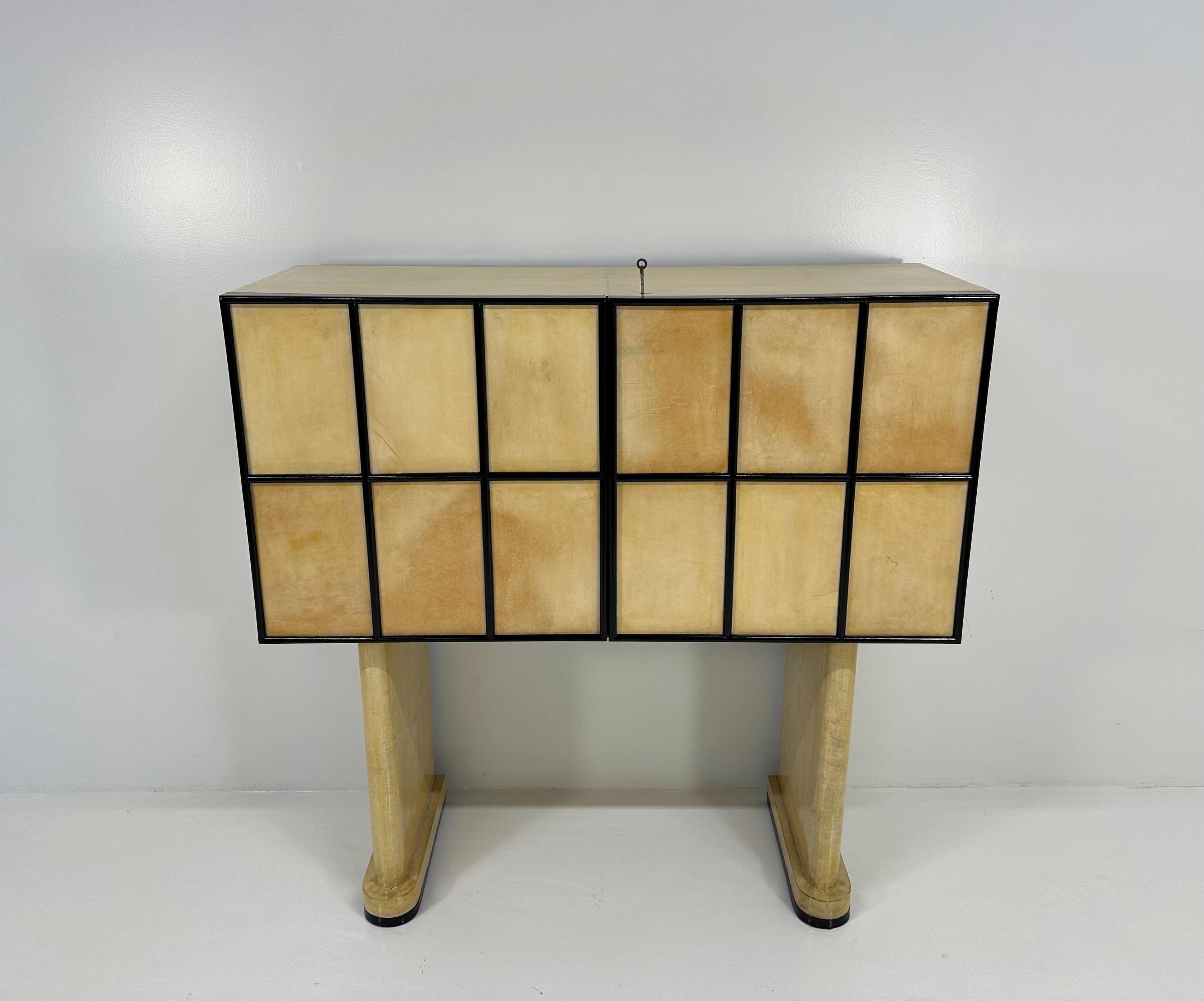 Italian Art Deco Parchment and Black Lacquered Cabinet, 1930s In Good Condition For Sale In Meda, MB