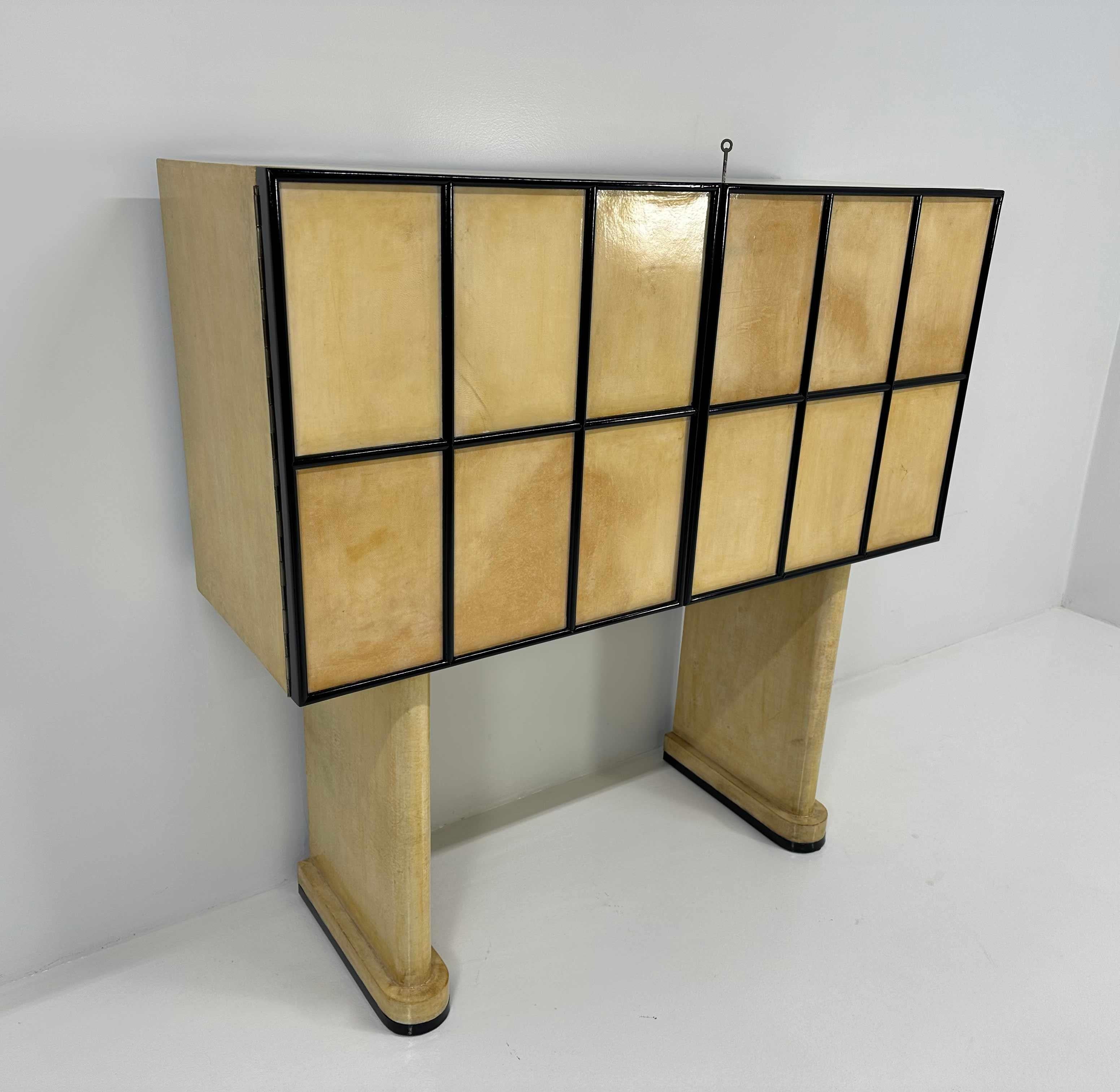 Italian Art Deco Parchment and Black Lacquered Cabinet, 1930s For Sale 1