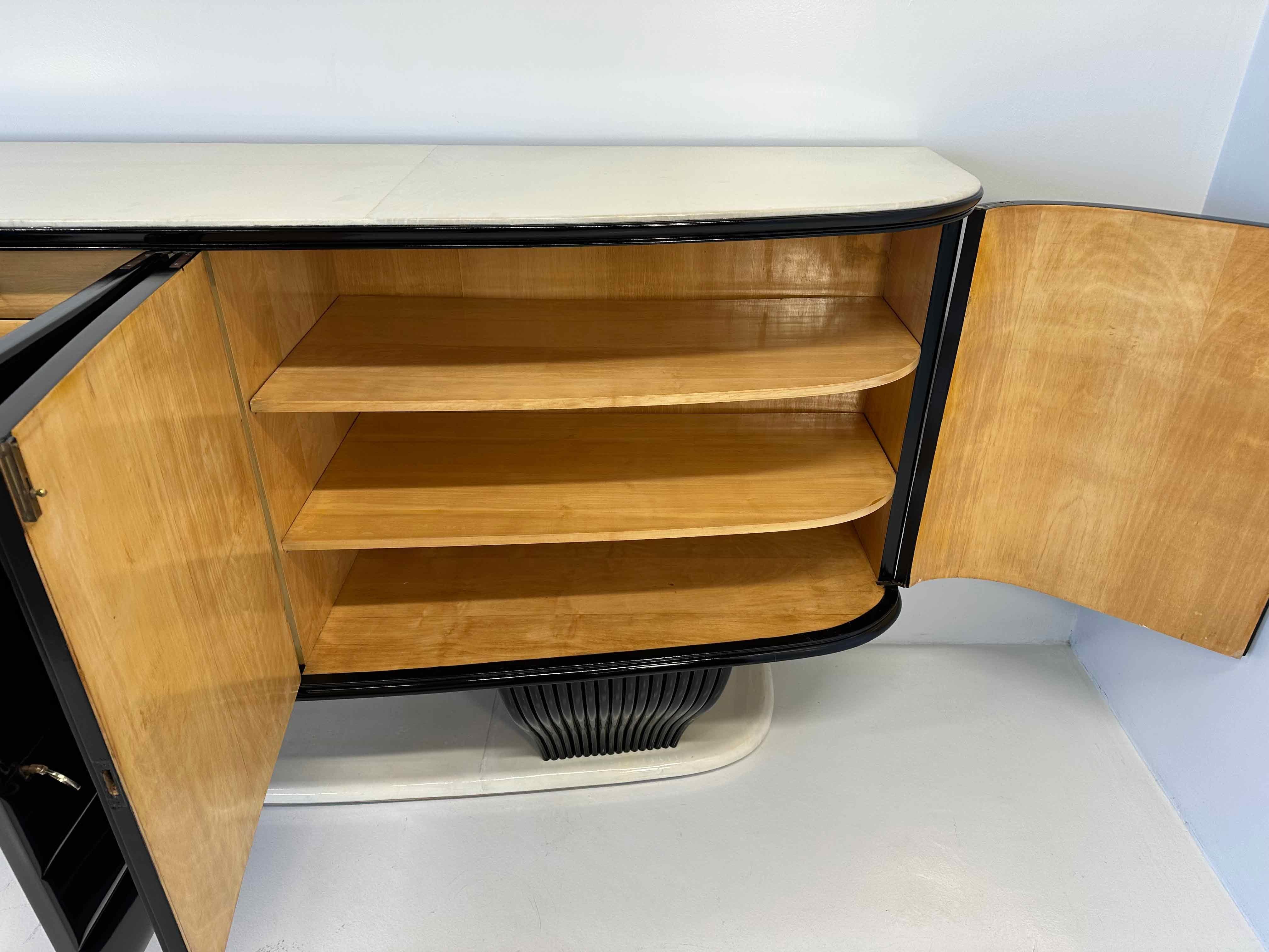 Italian Art Deco Parchment and Black Lacquered Sideboard by Vittorio Dassi, '40 For Sale 6