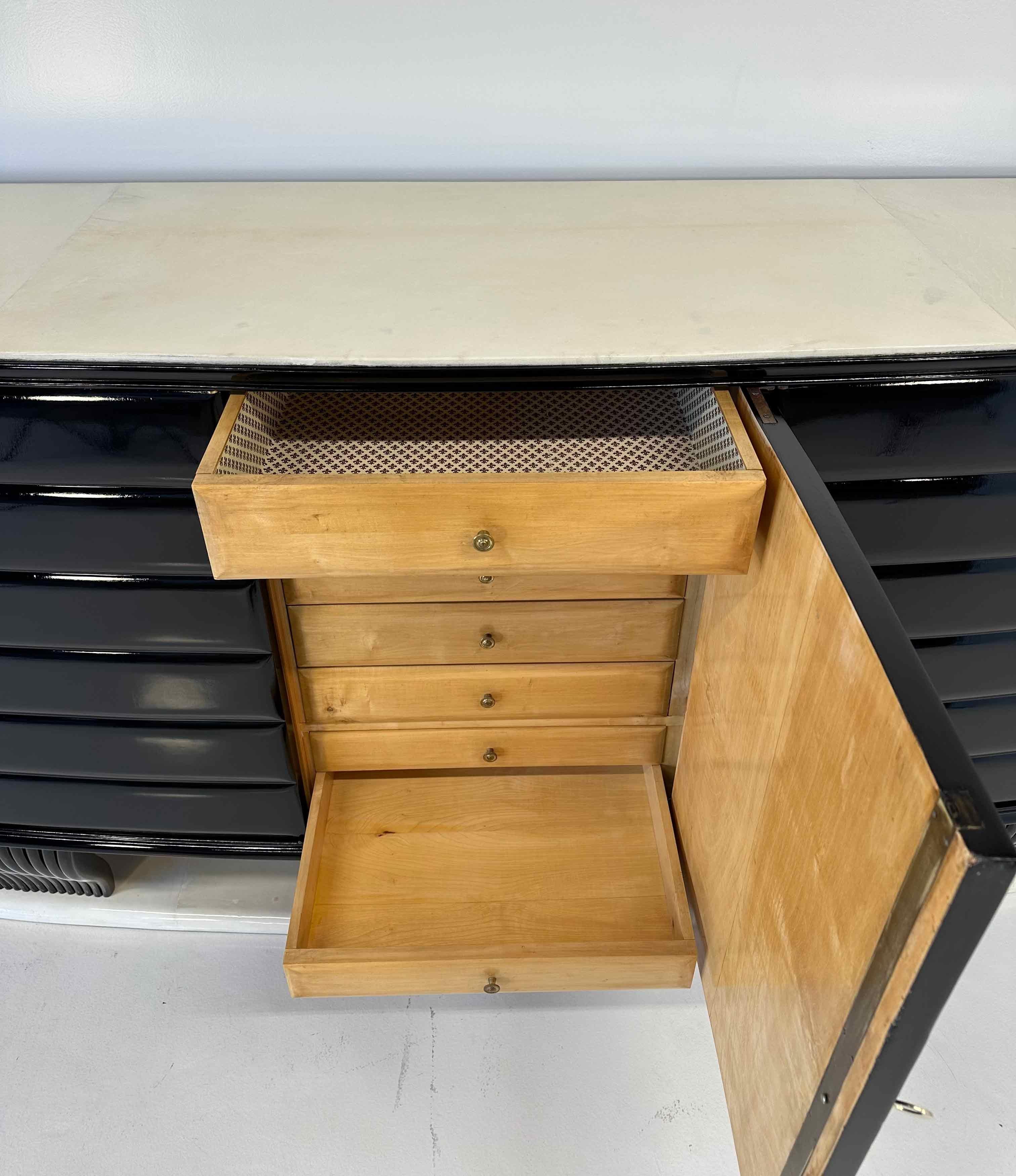 Italian Art Deco Parchment and Black Lacquered Sideboard by Vittorio Dassi, '40 For Sale 7