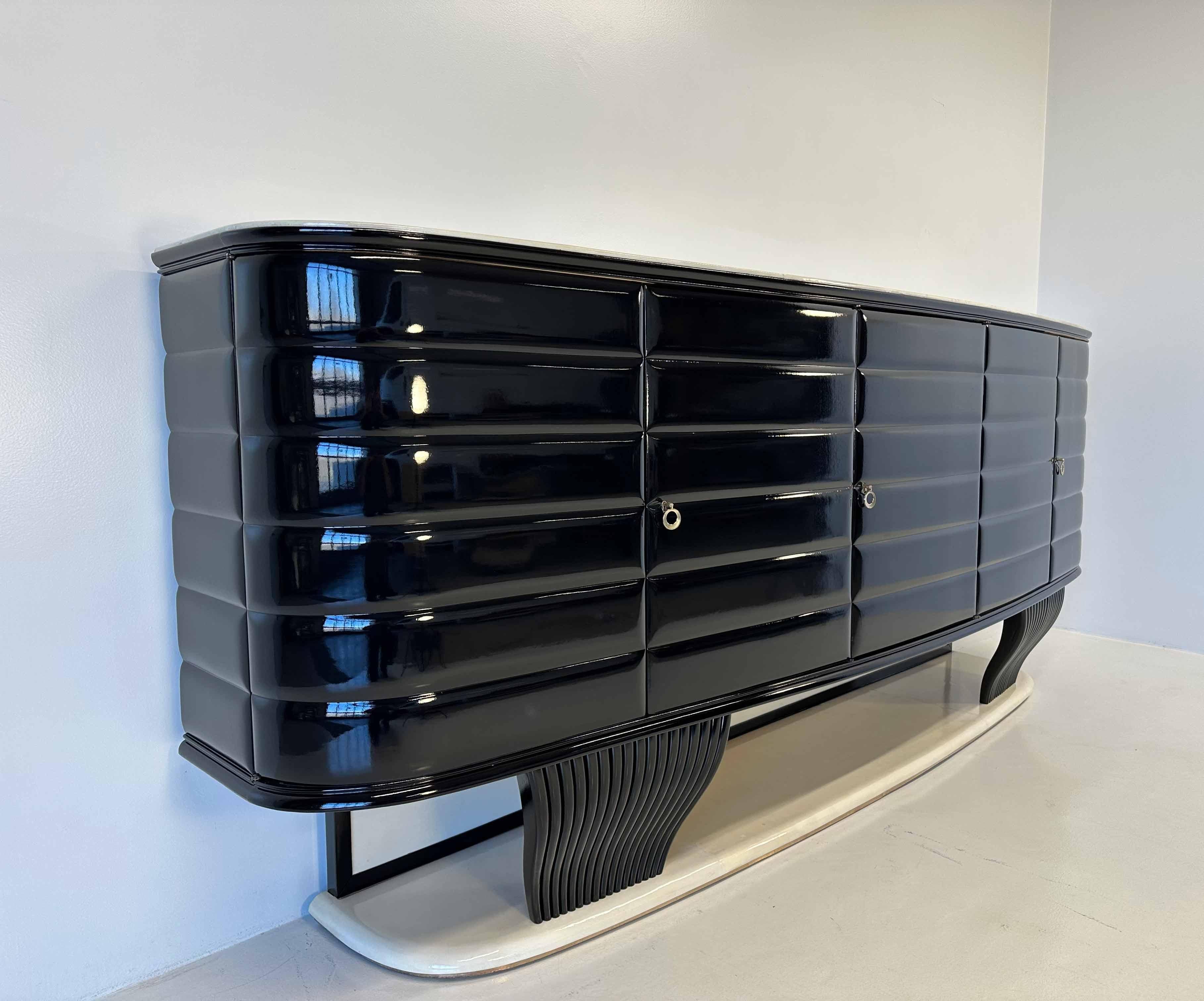 Italian Art Deco Parchment and Black Lacquered Sideboard by Vittorio Dassi, '40 In Good Condition For Sale In Meda, MB