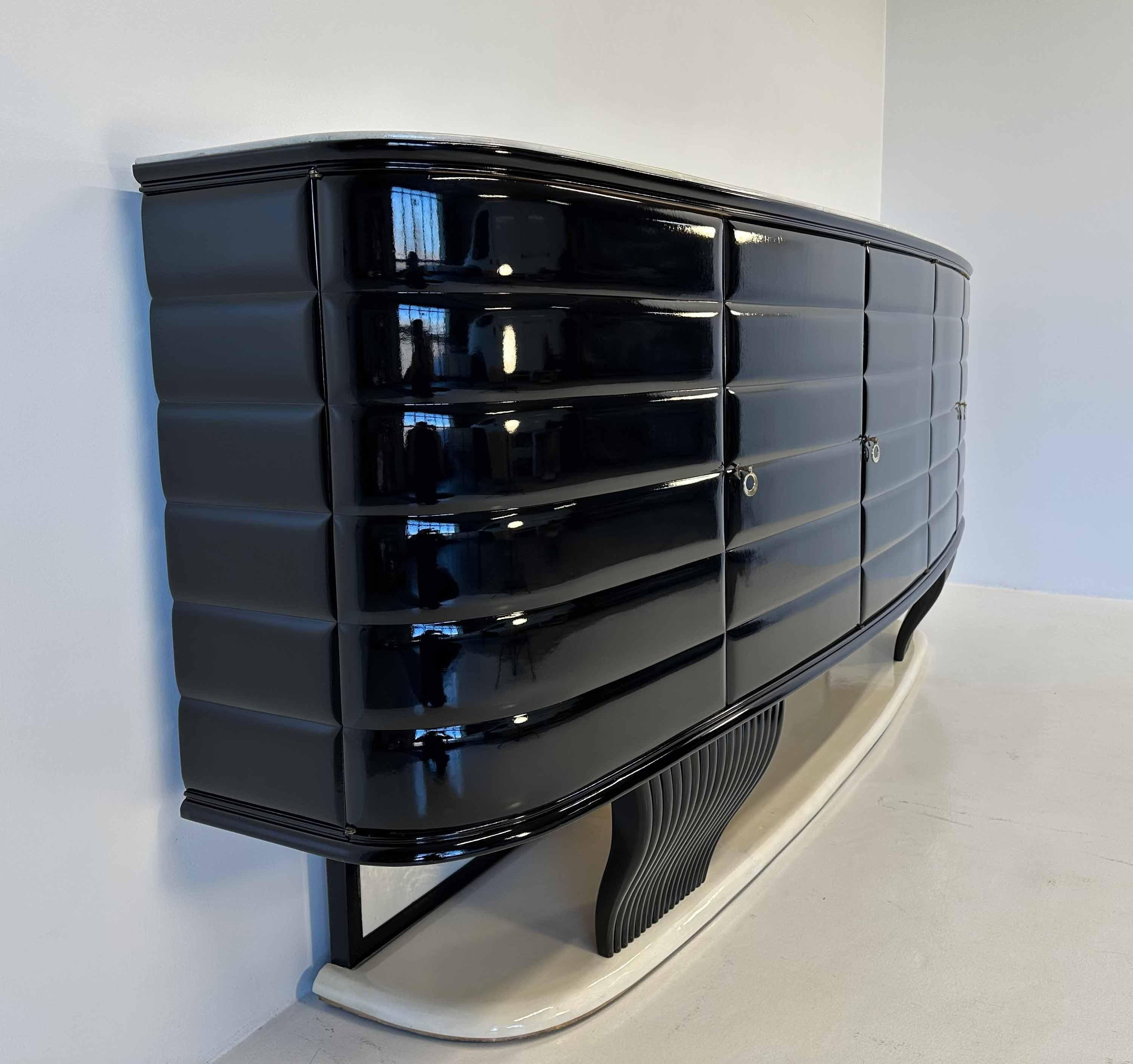 Mid-20th Century Italian Art Deco Parchment and Black Lacquered Sideboard by Vittorio Dassi, '40 For Sale