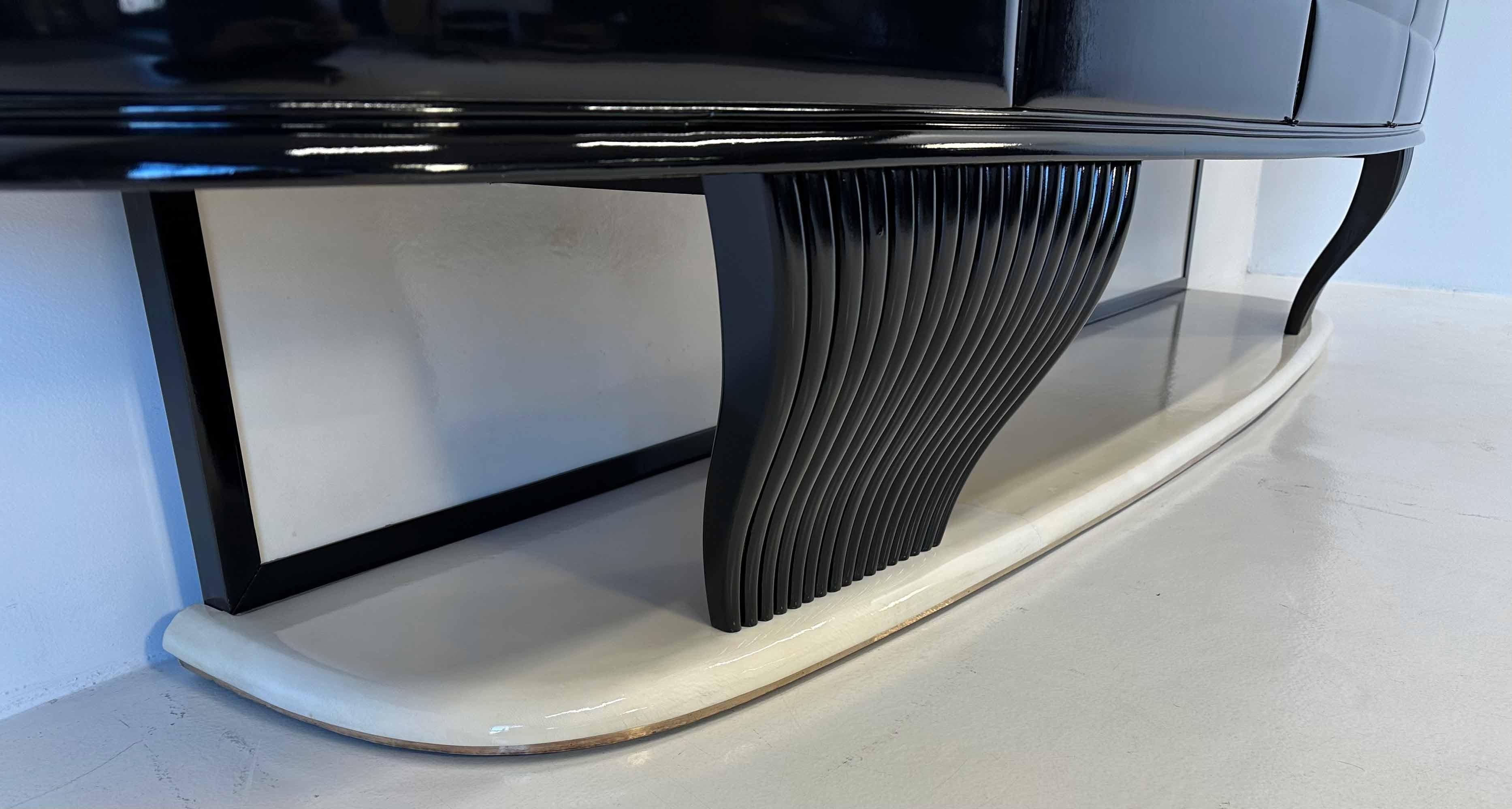 Italian Art Deco Parchment and Black Lacquered Sideboard by Vittorio Dassi, '40 For Sale 2