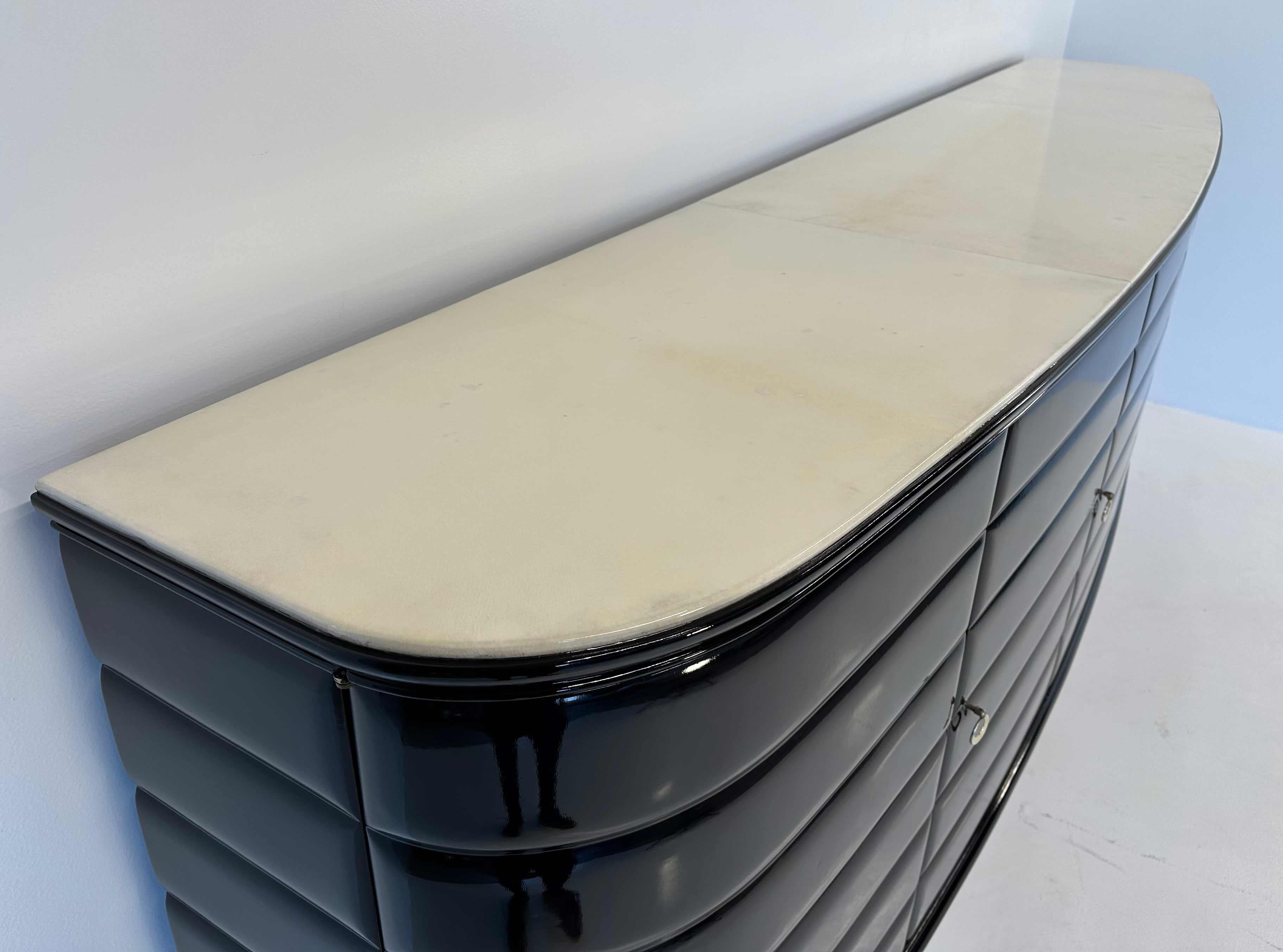 Italian Art Deco Parchment and Black Lacquered Sideboard by Vittorio Dassi, '40 For Sale 3