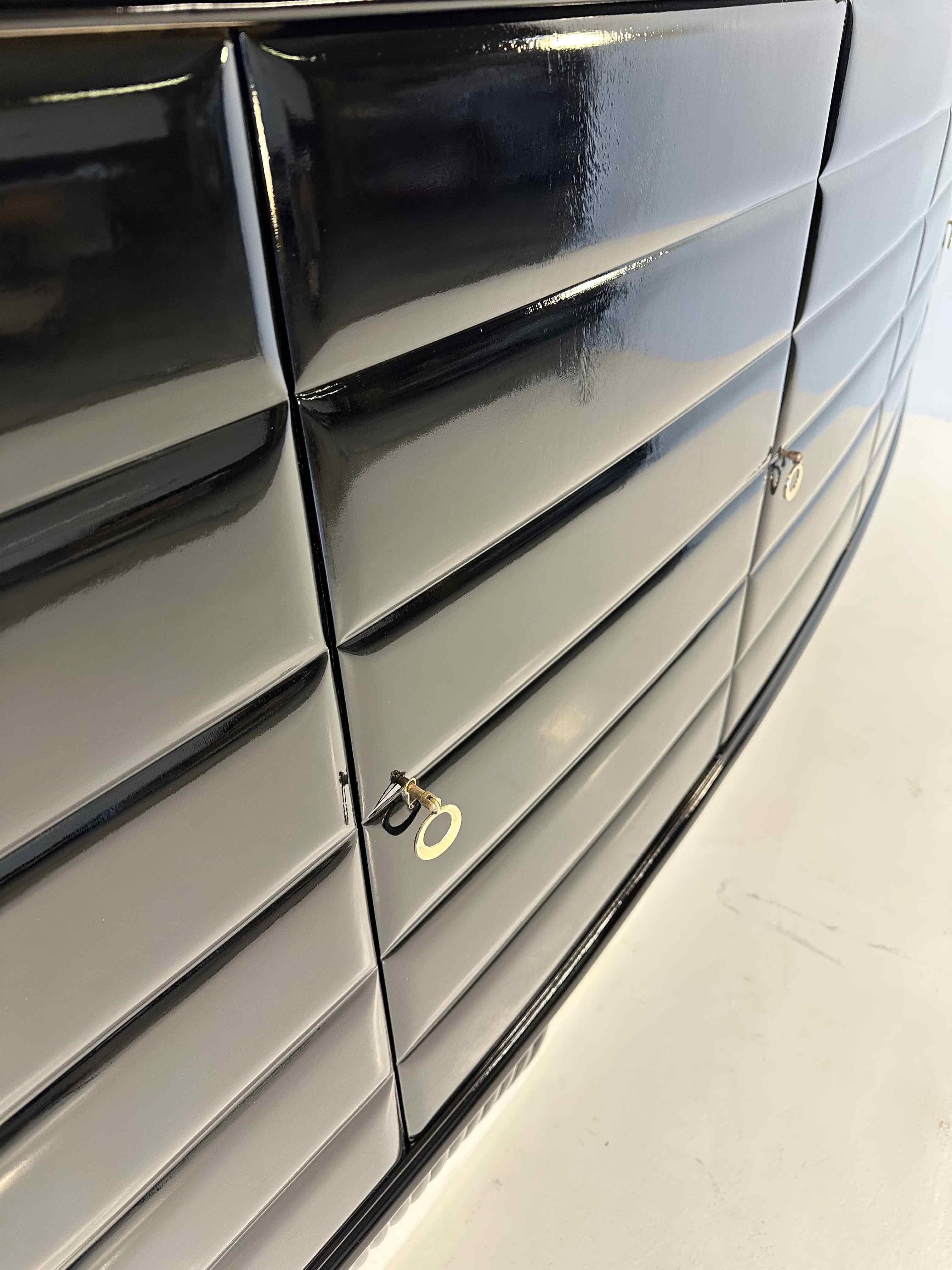 Italian Art Deco Parchment and Black Lacquered Sideboard by Vittorio Dassi, '40 For Sale 4