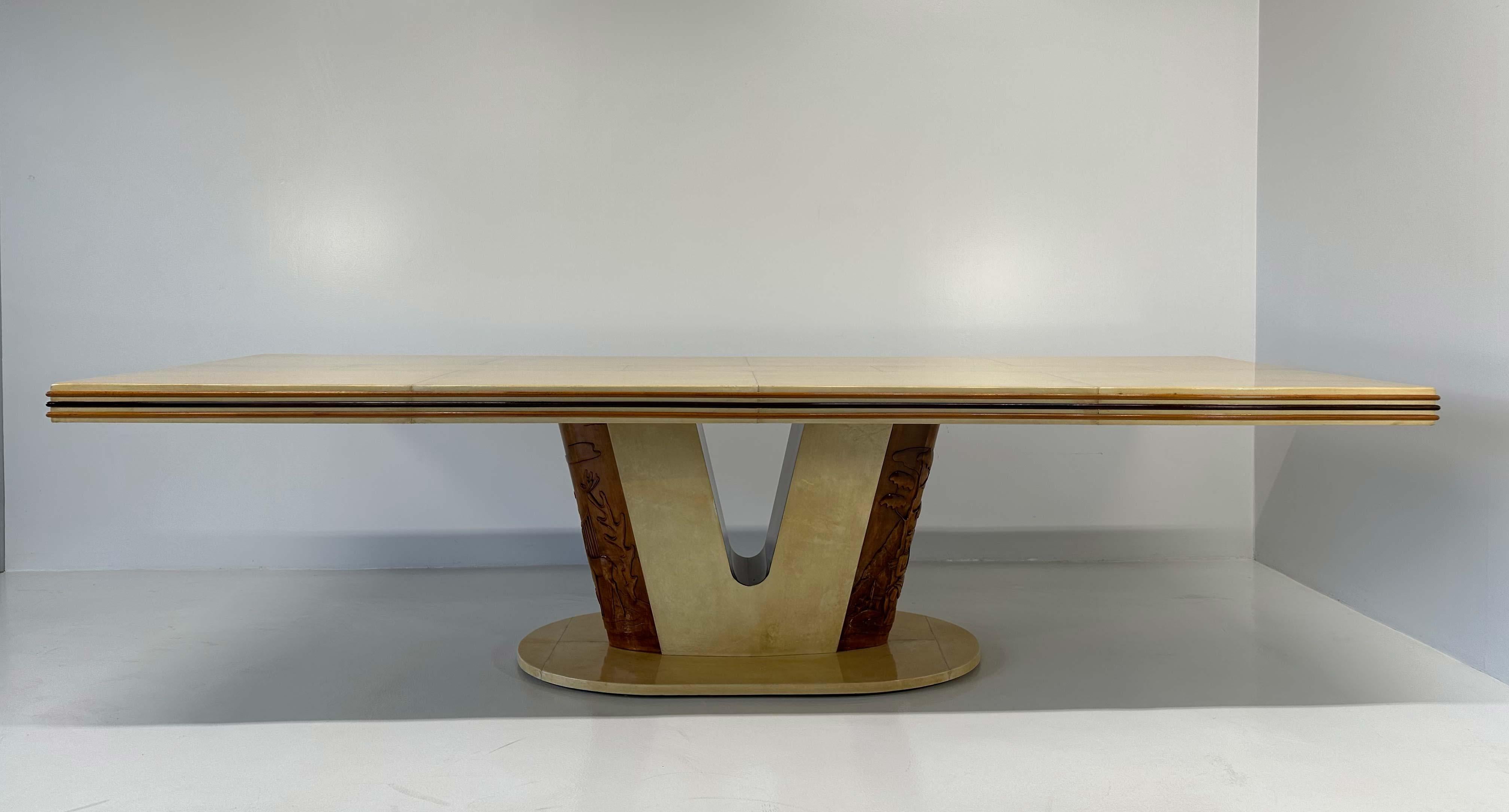 Dieser elegante und große Art-Déco-Tisch wurde in den 1930er Jahren in Italien hergestellt. Sie ist vollständig mit Pergament überzogen, mit Profilen aus Ahorn und einem dunkleren exotischen Holz am Rand der Platte und einer feinen Schnitzerei aus