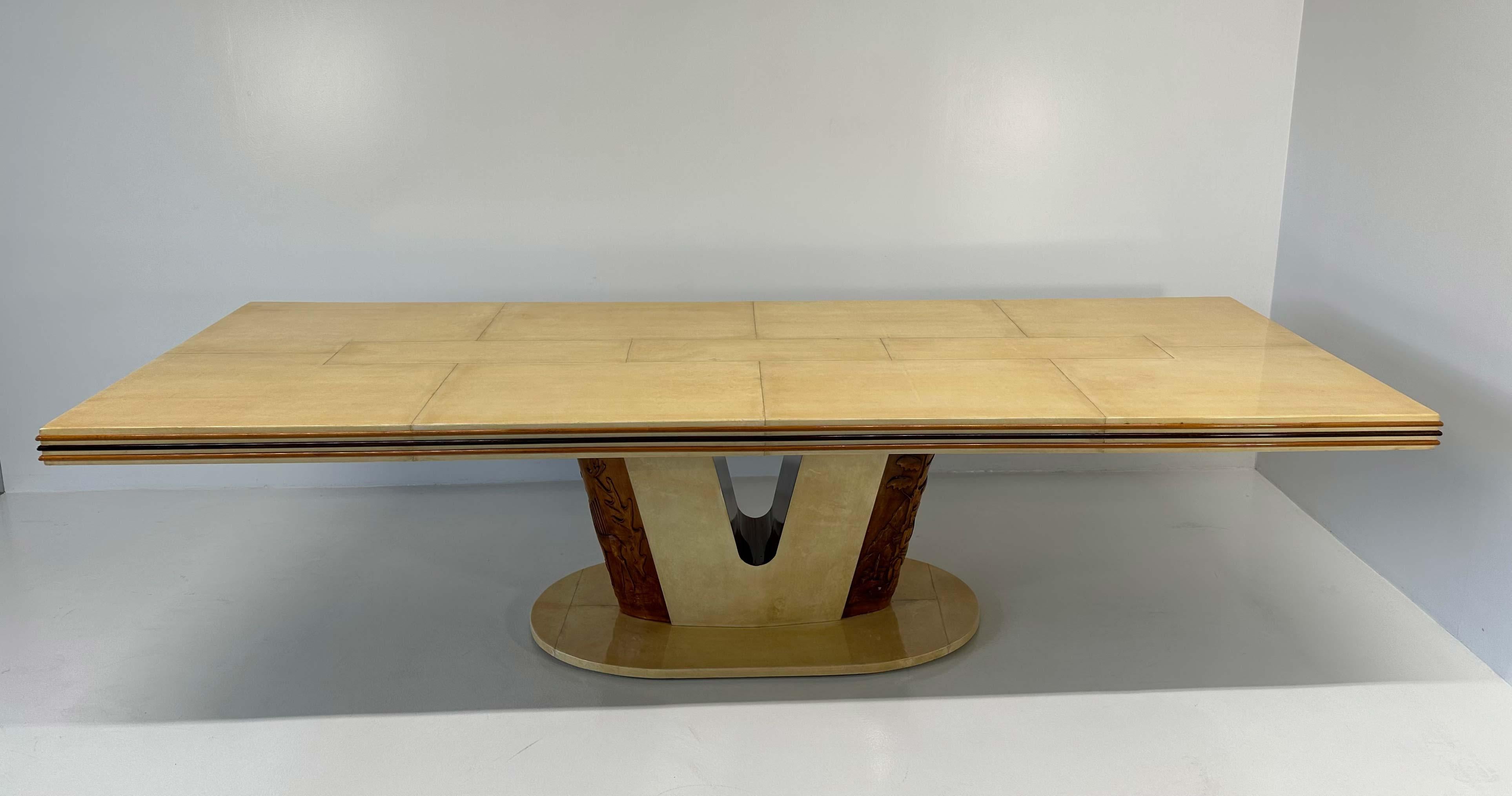 Italienischer Art-Deco-Tisch aus Pergament und geschnitztem Ahorn, 1930er Jahre (Art déco) im Angebot
