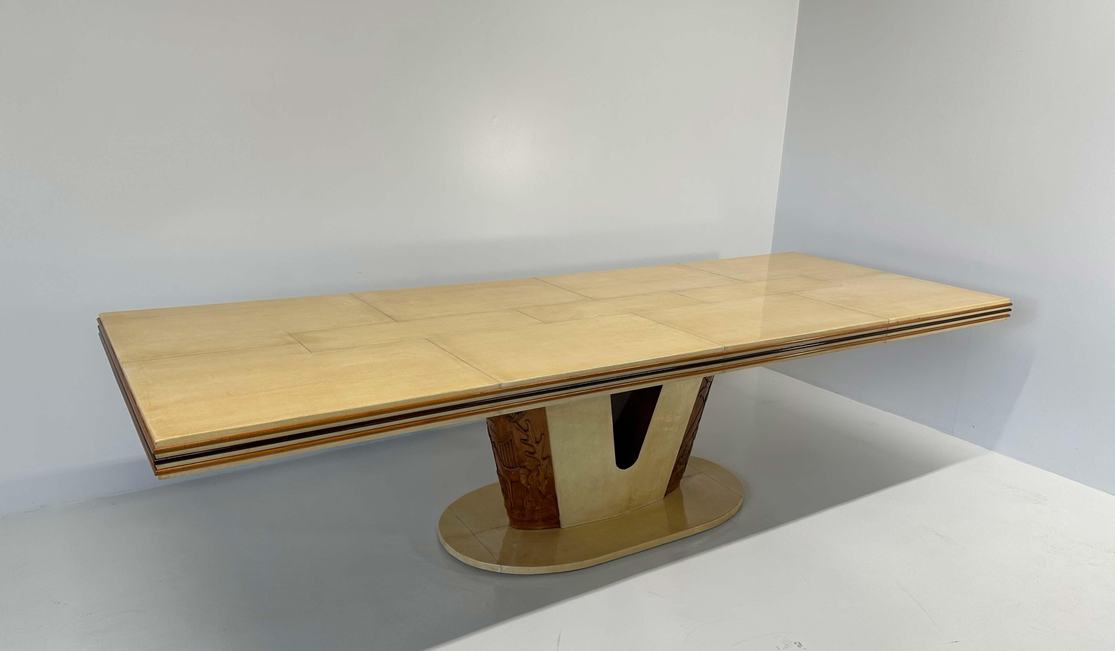 Italienischer Art-Deco-Tisch aus Pergament und geschnitztem Ahorn, 1930er Jahre im Zustand „Gut“ im Angebot in Meda, MB