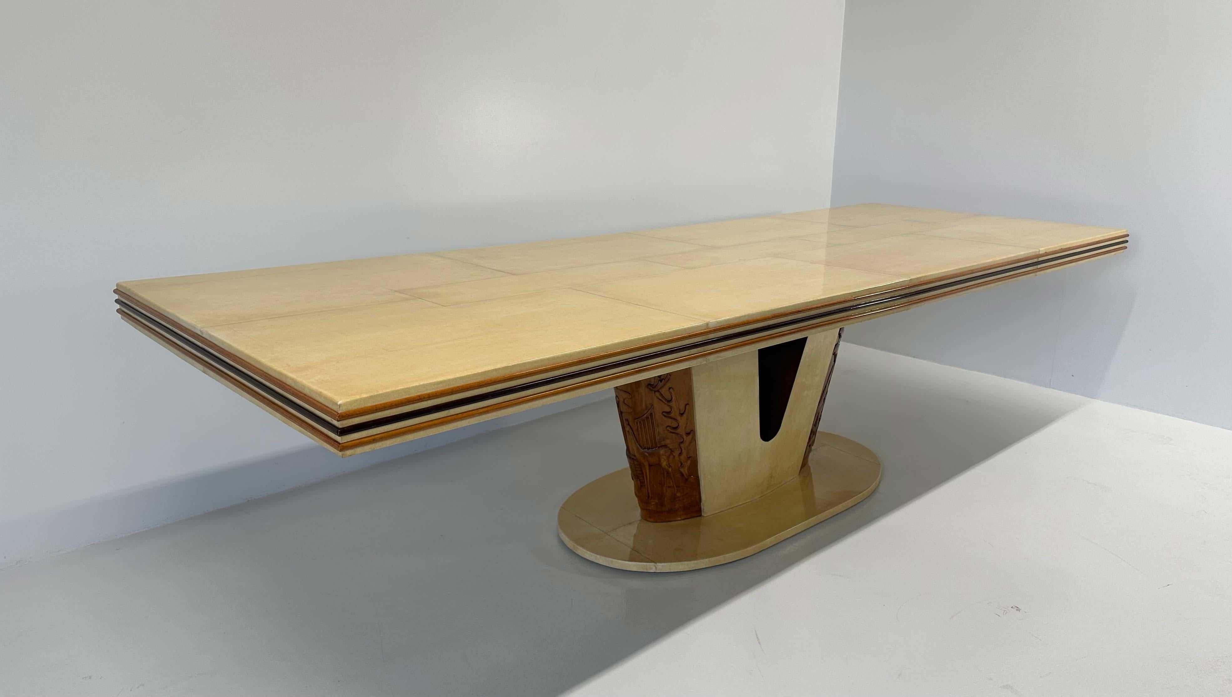 Italienischer Art-Deco-Tisch aus Pergament und geschnitztem Ahorn, 1930er Jahre (Mitte des 20. Jahrhunderts) im Angebot