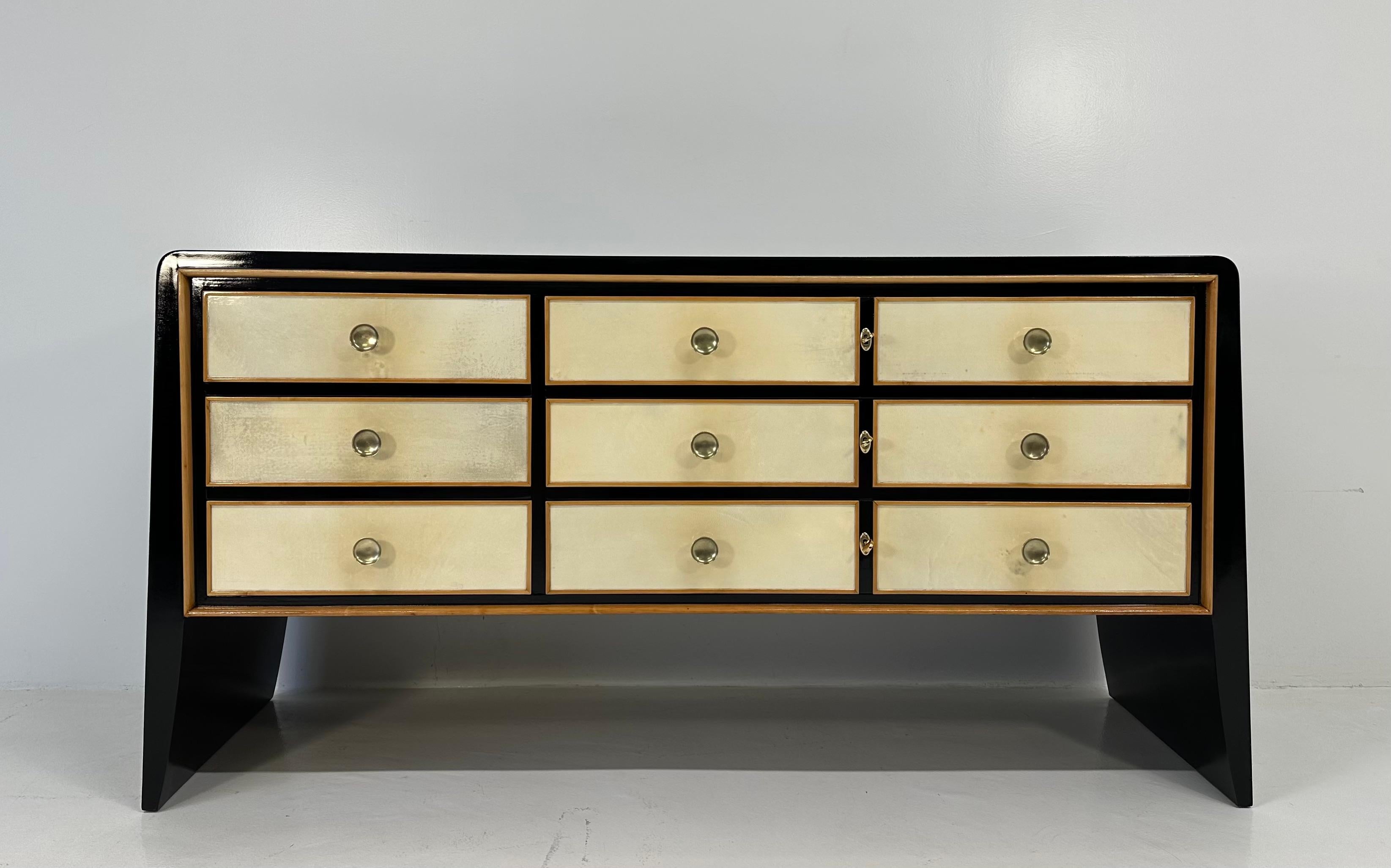 Cette commode italienne a été produite dans les années 1940 en Italie, la structure est laquée noire tandis que la façade des tiroirs est en parchemin avec les profils en érable.
Les poignées sont en laiton.

(Possibilité d'avoir une table de nuit