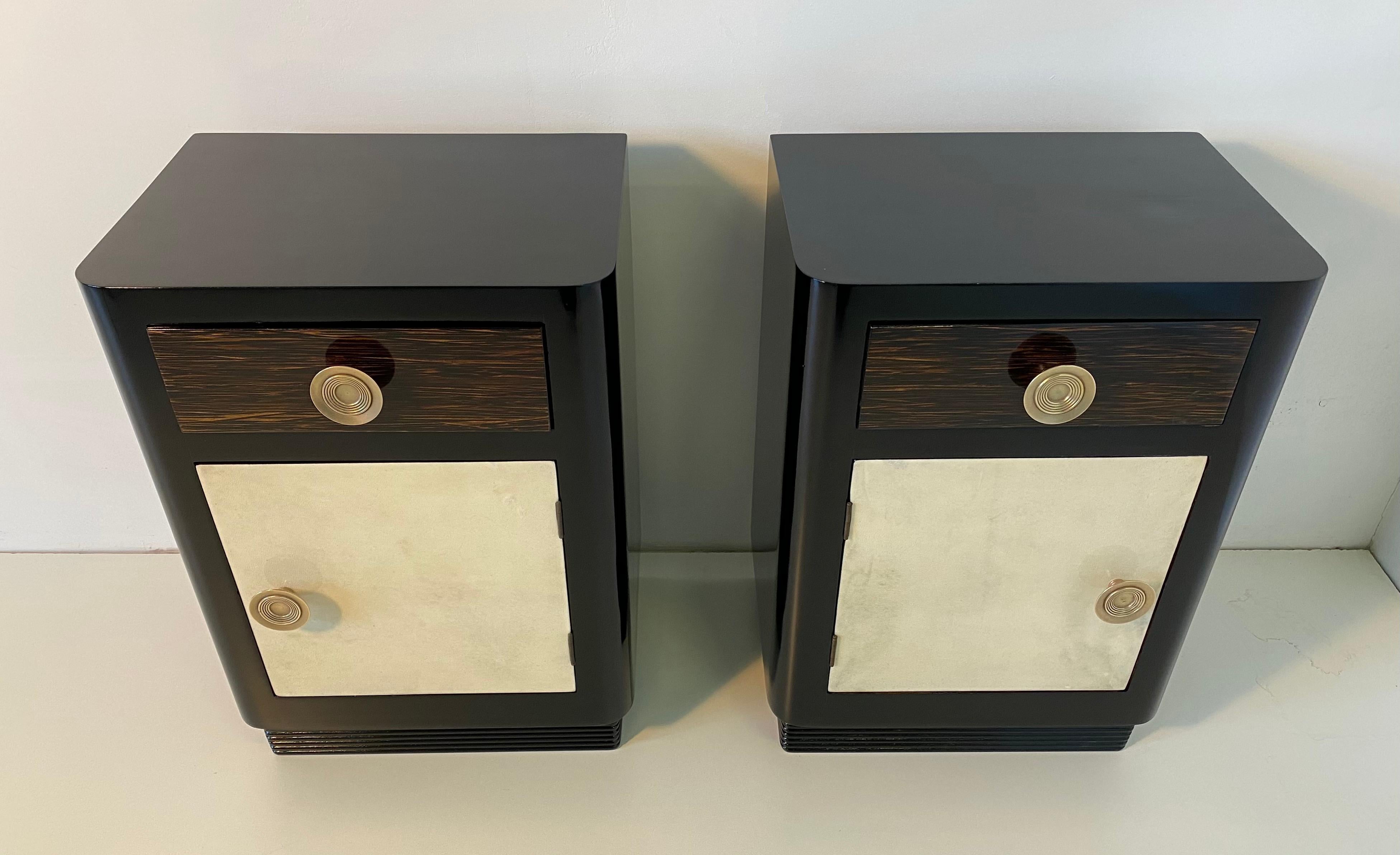 These bedside tables were made in Italy in the 1930s.
The structure is black lacquered while the door is in parchment and the drawer in palm wood.
The handles are made of brass.
Totally restored.