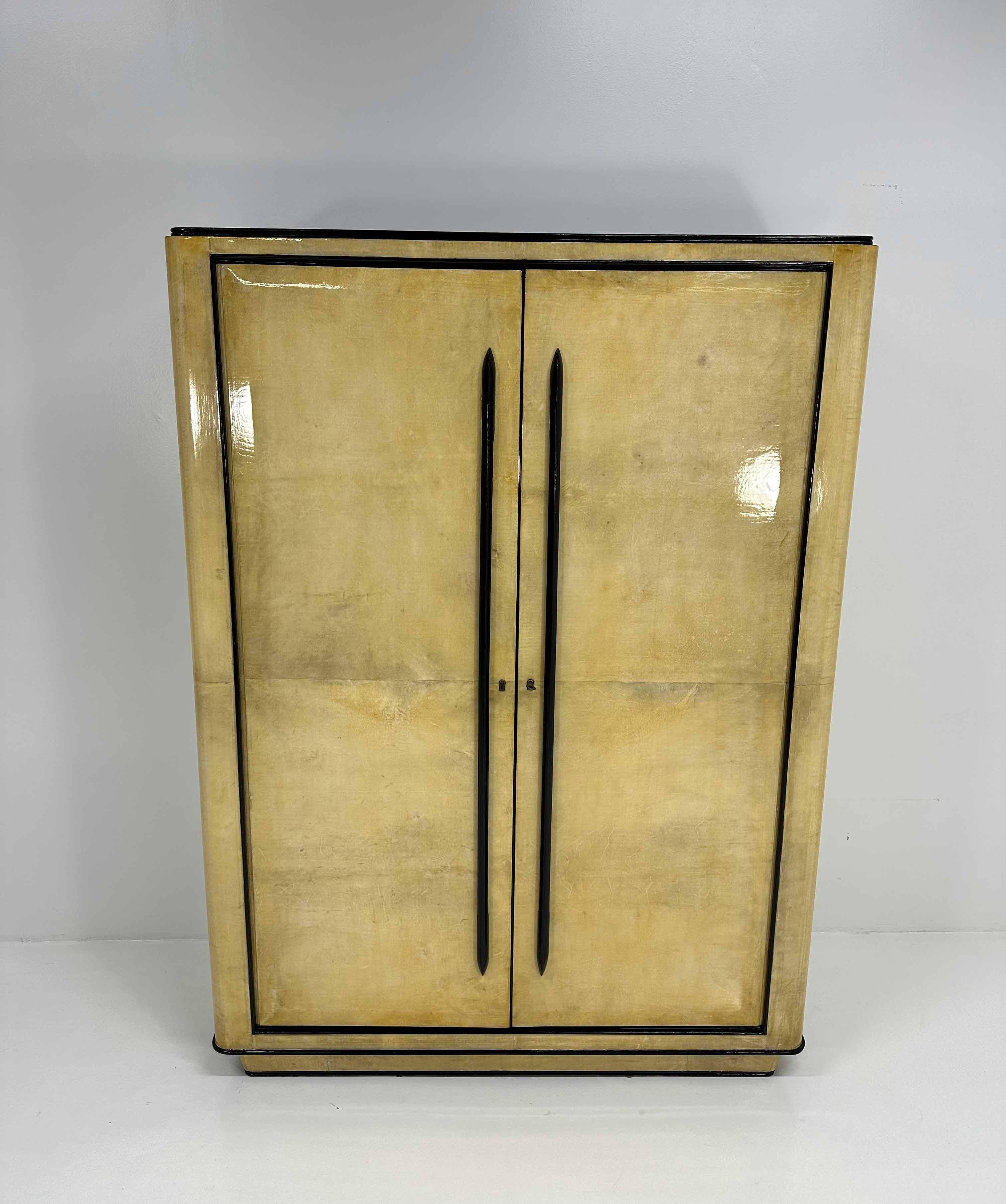 Italian Art Deco Parchment and Walnut Dye Armoire, att. to Ulrich, 1930s In Good Condition For Sale In Meda, MB