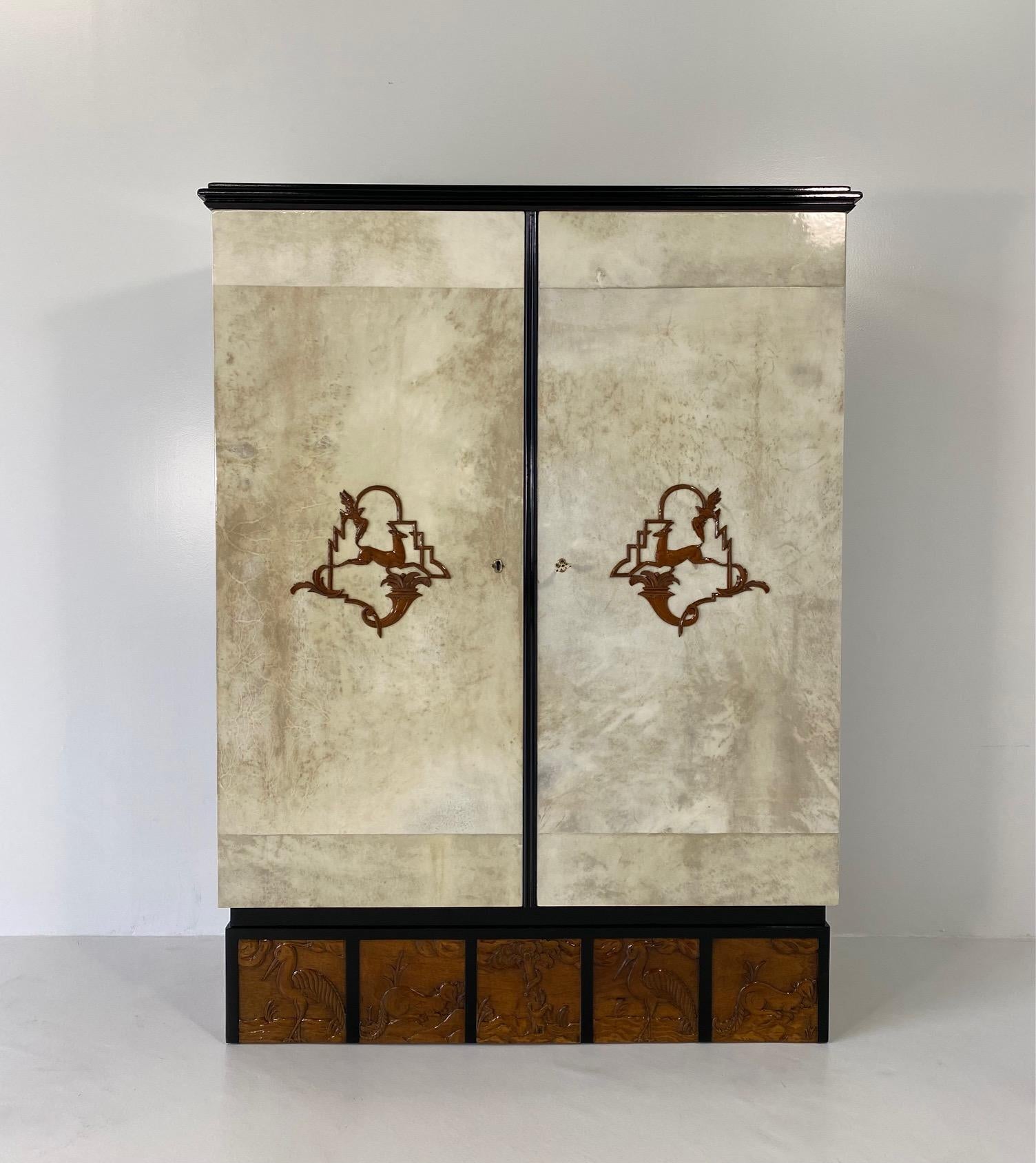 Italian Art Deco Parchment and Walnut Inlays Cabinet, 1930s In Good Condition In Meda, MB