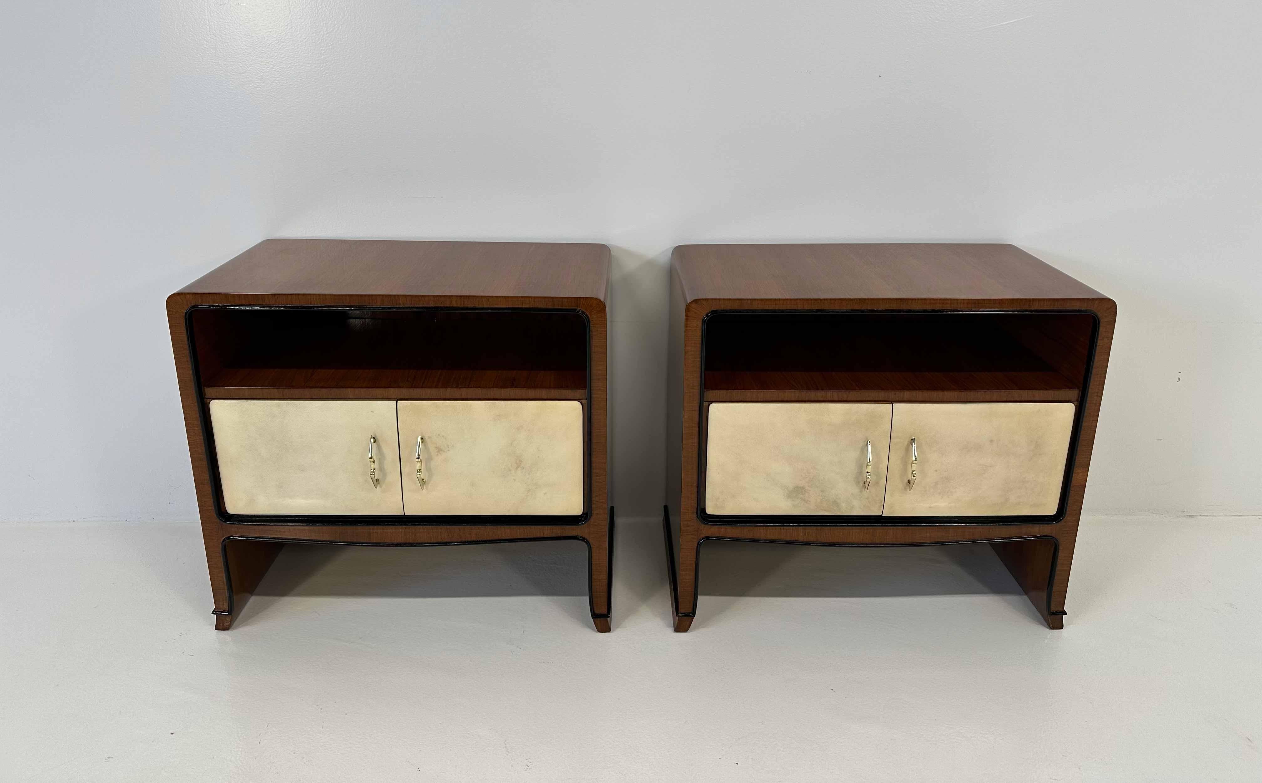 Italian Art Deco Parchment and Walnut Paolo Buffa Nightstands, 1940s In Good Condition For Sale In Meda, MB