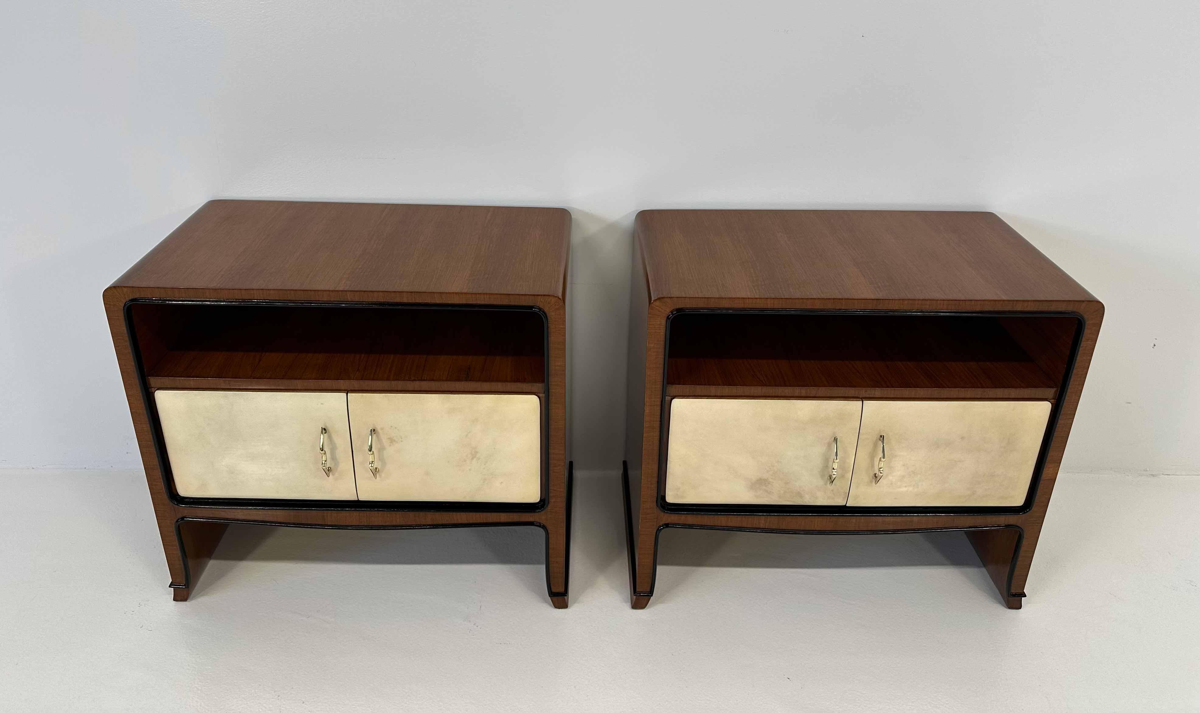 Mid-20th Century Italian Art Deco Parchment and Walnut Paolo Buffa Nightstands, 1940s For Sale